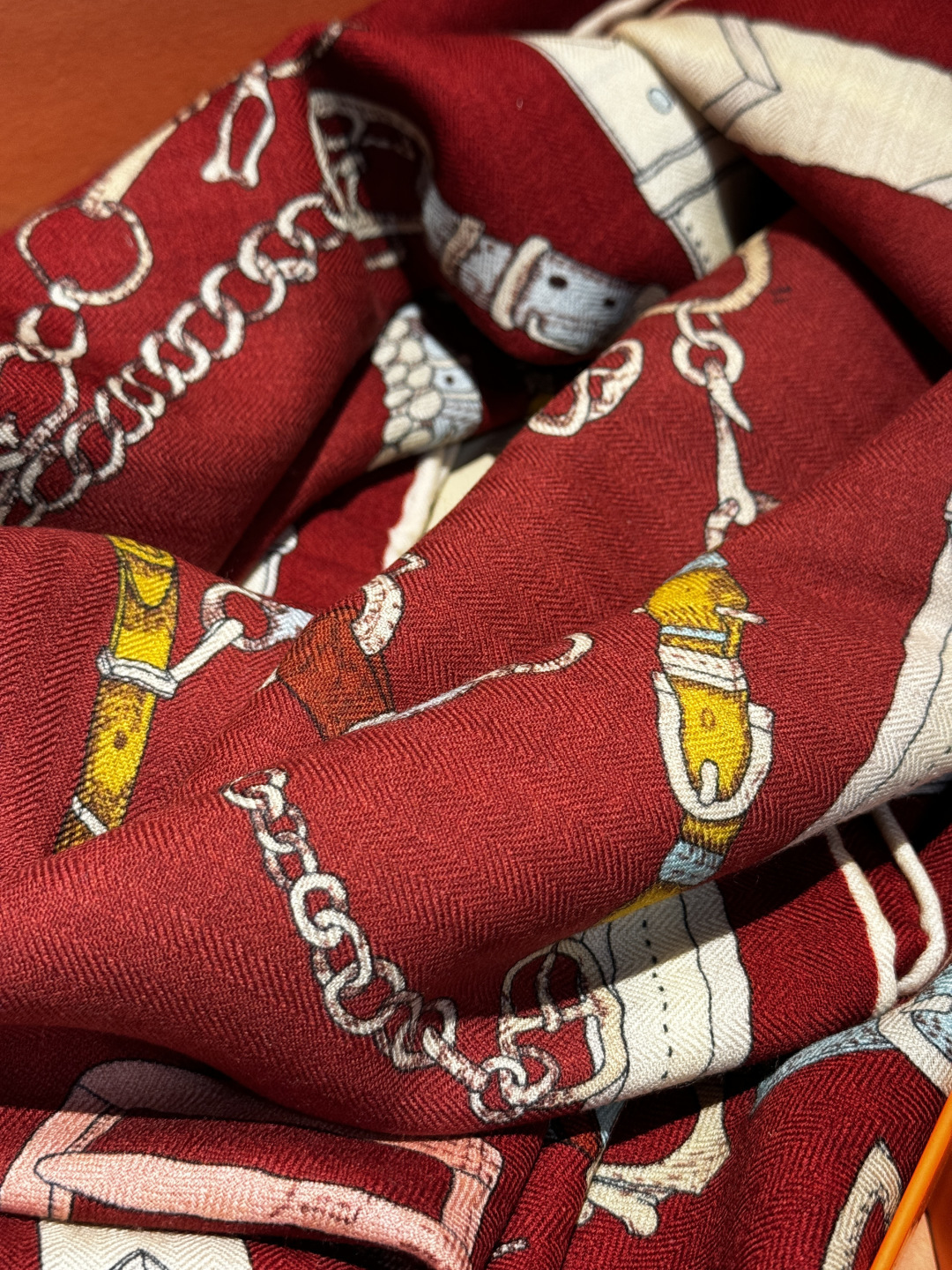 羊绒新款🆕👏👏买了都说好看‼️推荐💕爱马仕双面同色羊绒方巾【跃动的马儿双面同色140】，顶级工艺超值‼️