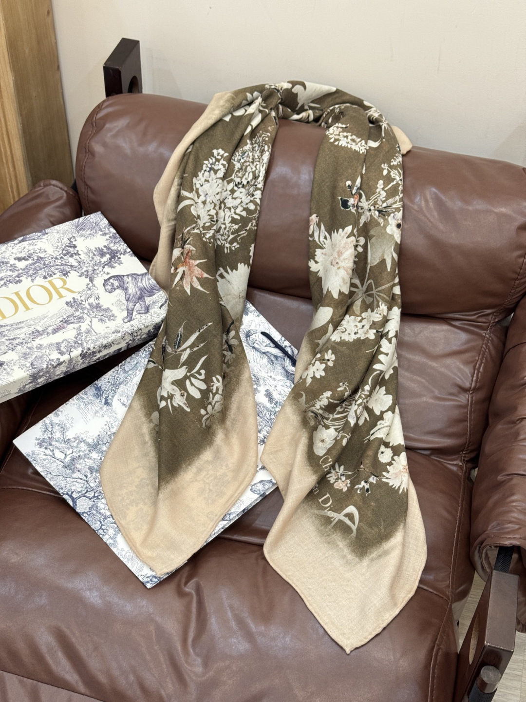 Dior 140丝绒双面同色印花披肩Millefiori 图案这款披肩饰以多色 Millefiori 图