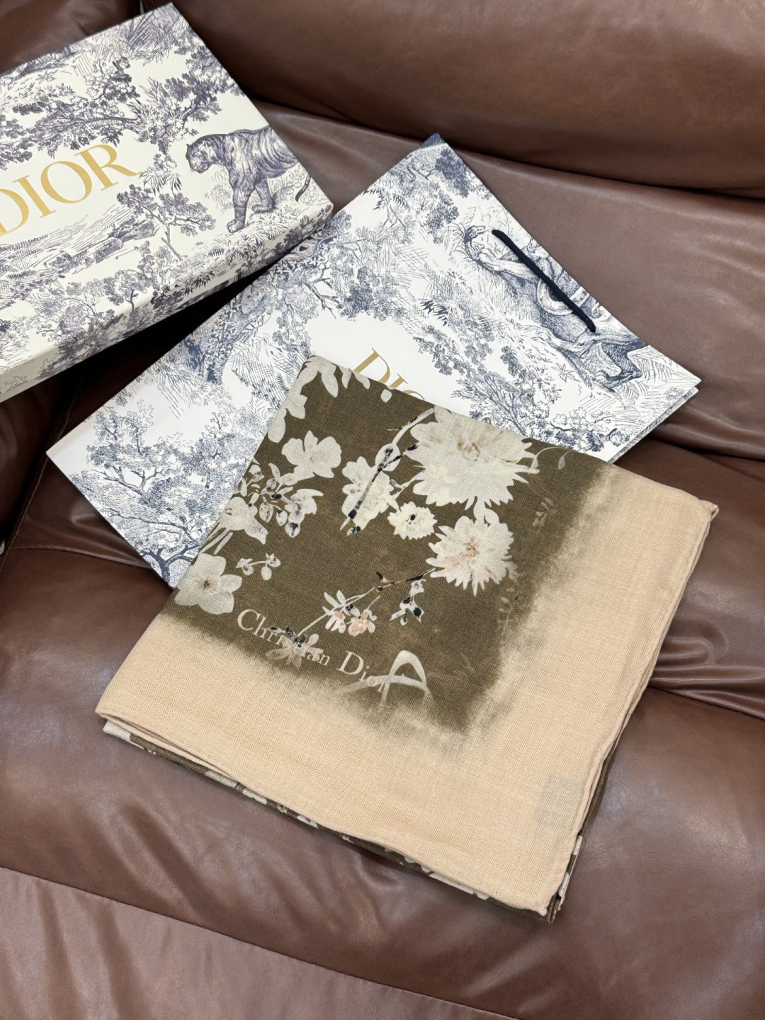 Dior 140丝绒双面同色印花披肩Millefiori 图案这款披肩饰以多色 Millefiori 图