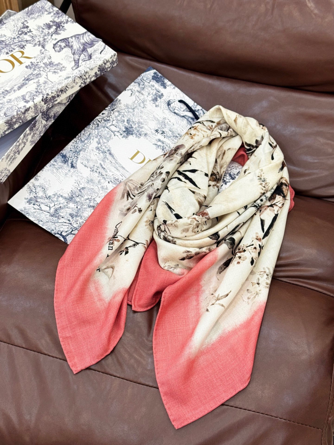 Dior 140丝绒双面同色印花披肩Millefiori 图案这款披肩饰以多色 Millefiori 图