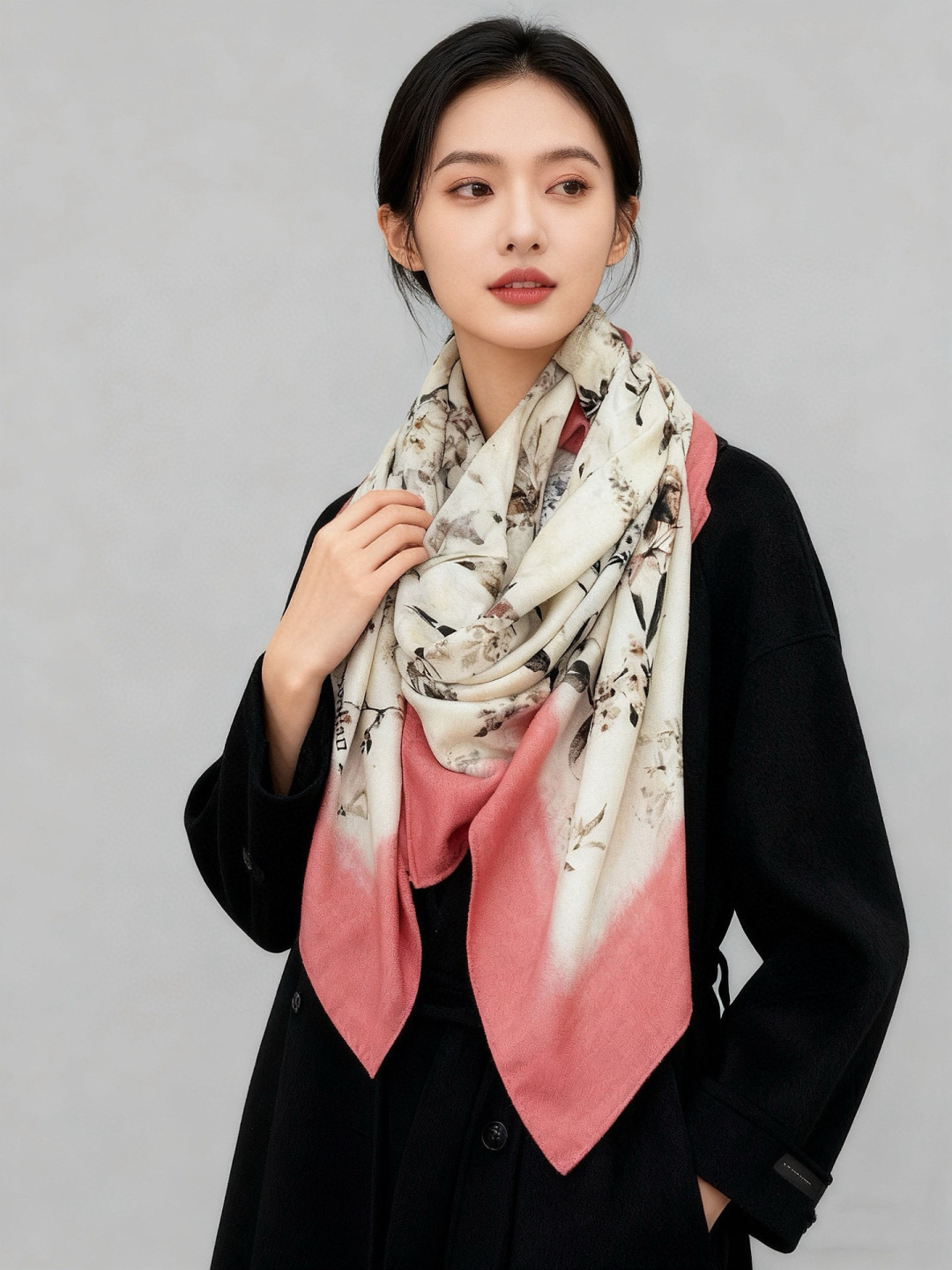 Dior 140丝绒双面同色印花披肩Millefiori 图案这款披肩饰以多色 Millefiori 图