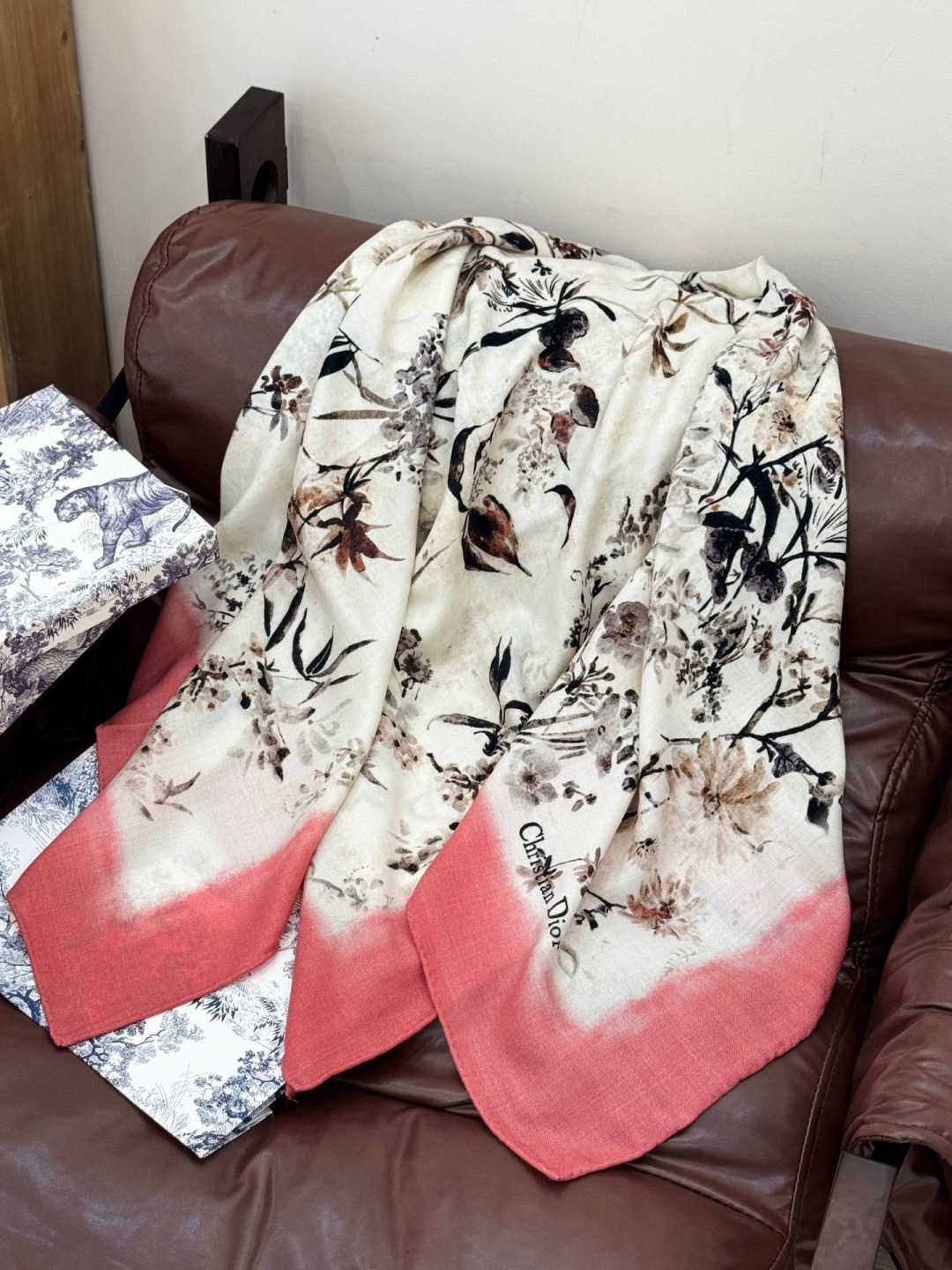 Dior 140丝绒双面同色印花披肩Millefiori 图案这款披肩饰以多色 Millefiori 图