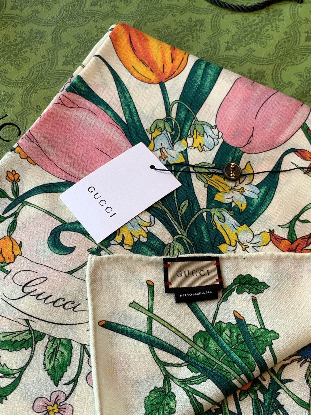Gucci印花方巾【双面同色印花】春夏系列倾情推出活力十足的配饰，这款缀饰Gucci Flora花卉图案