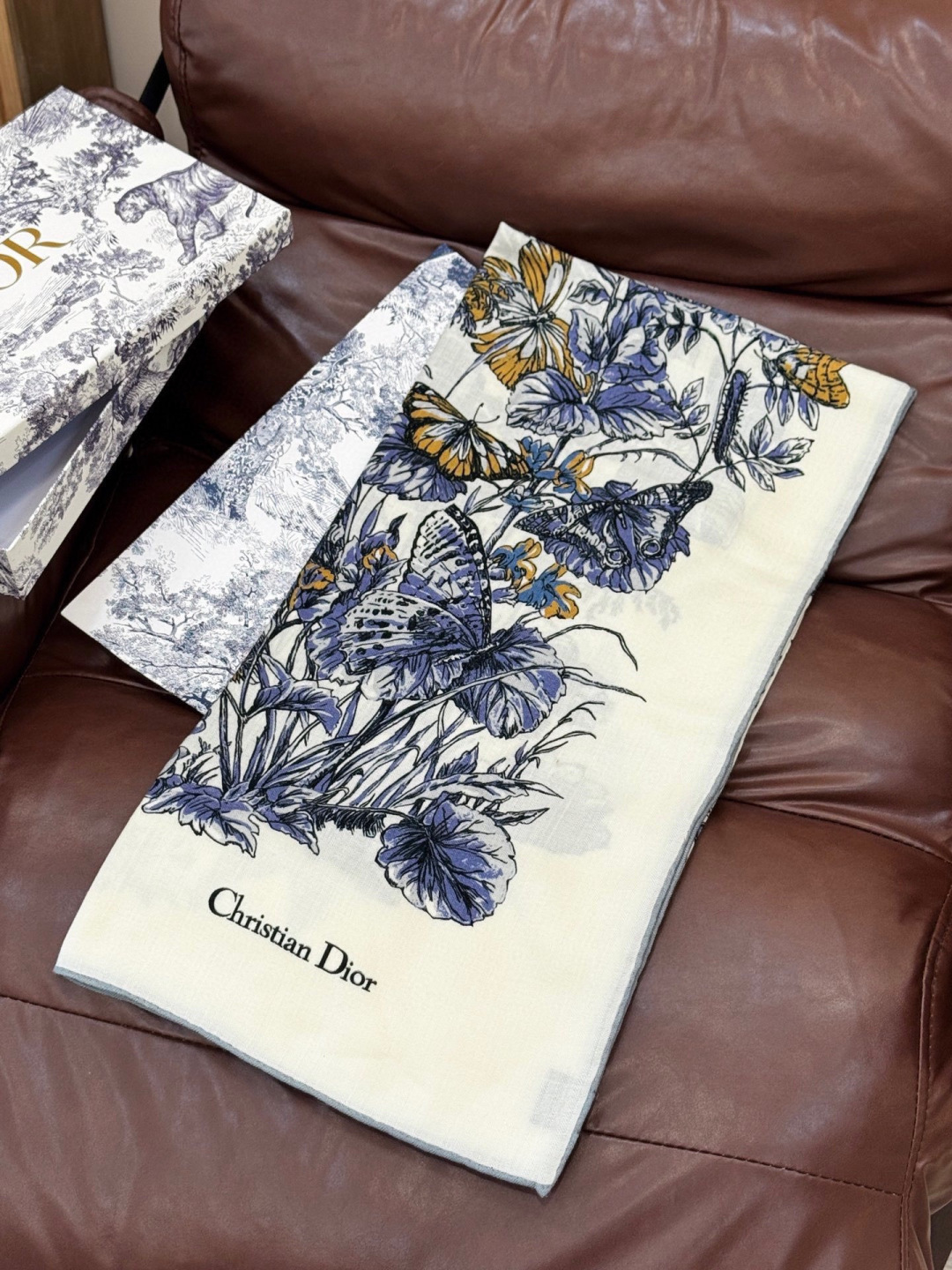 Dior 印花披肩【140顶级丝绒双面同色】Dior Camo PaPillon 图案这款披肩饰以 Di