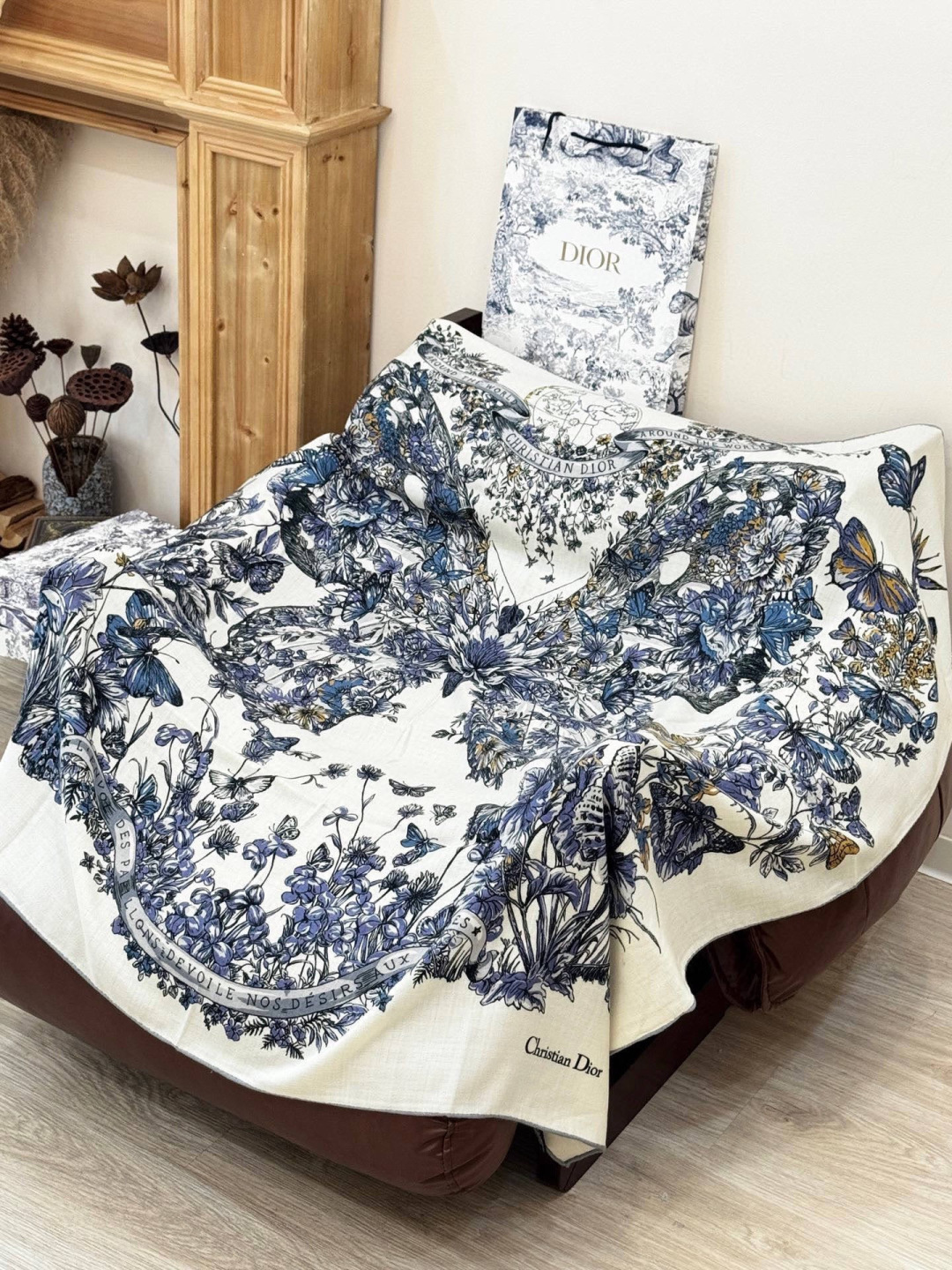 Dior 印花披肩【140顶级丝绒双面同色】Dior Camo PaPillon 图案这款披肩饰以 Di