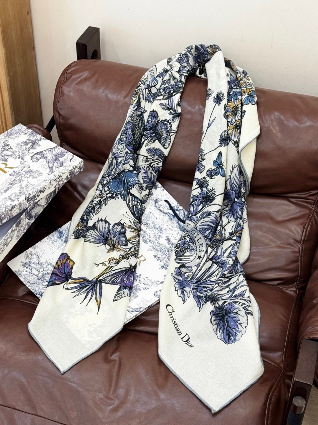 Dior 印花披肩【140顶级丝绒双面同色】Dior Camo PaPillon 图案这款披肩饰以 Di