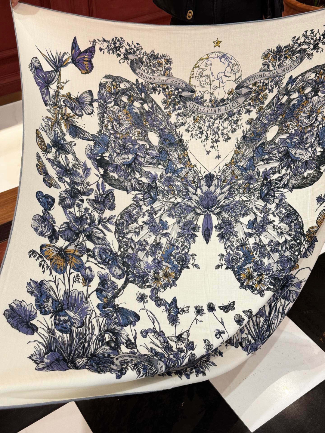 Dior 印花披肩【140顶级丝绒双面同色】Dior Camo PaPillon 图案这款披肩饰以 Di