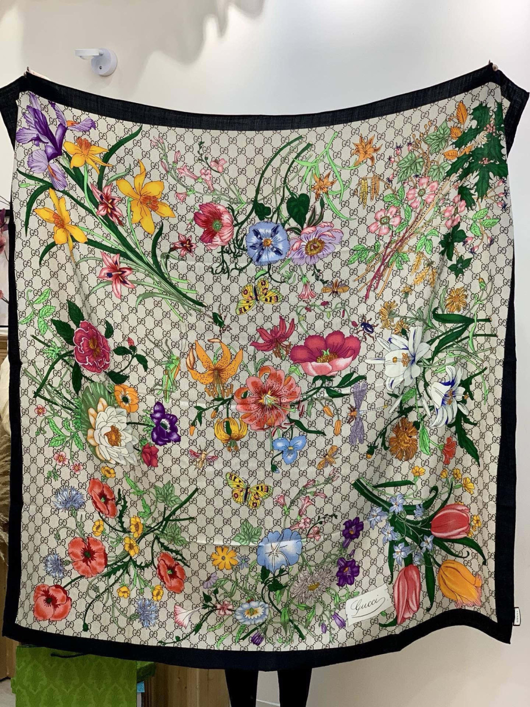 原单古驰140cm丝绒方巾💕 经典Gucci花卉印花以新颖配色和全新风格焕然呈现。在这款方巾之上，它以多