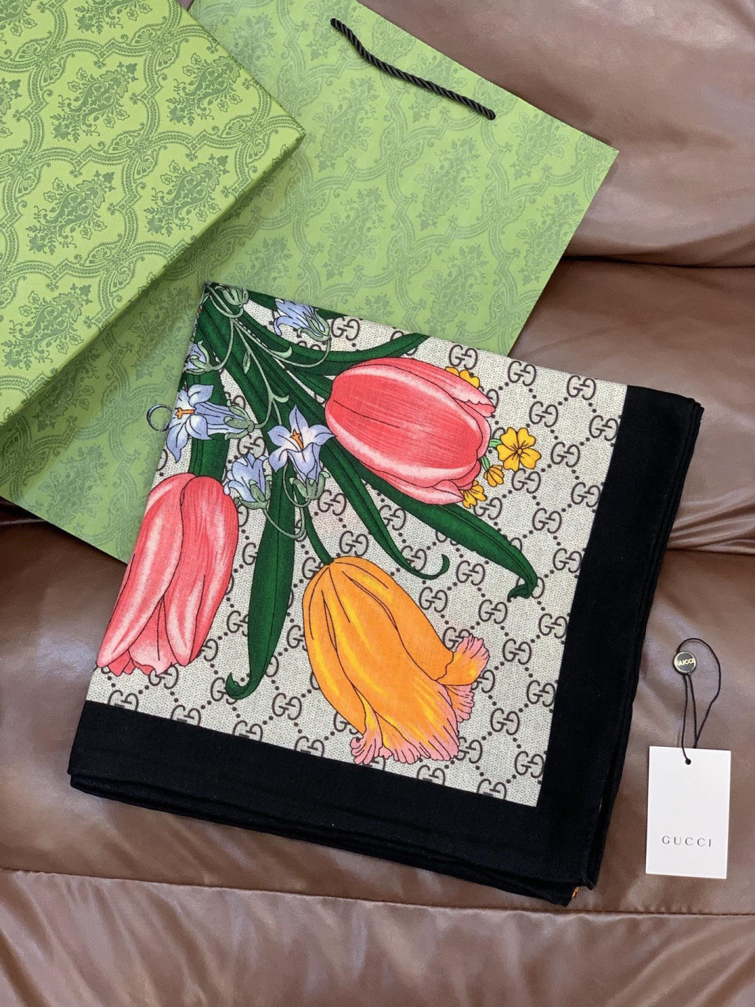 原单古驰140cm丝绒方巾💕 经典Gucci花卉印花以新颖配色和全新风格焕然呈现。在这款方巾之上，它以多