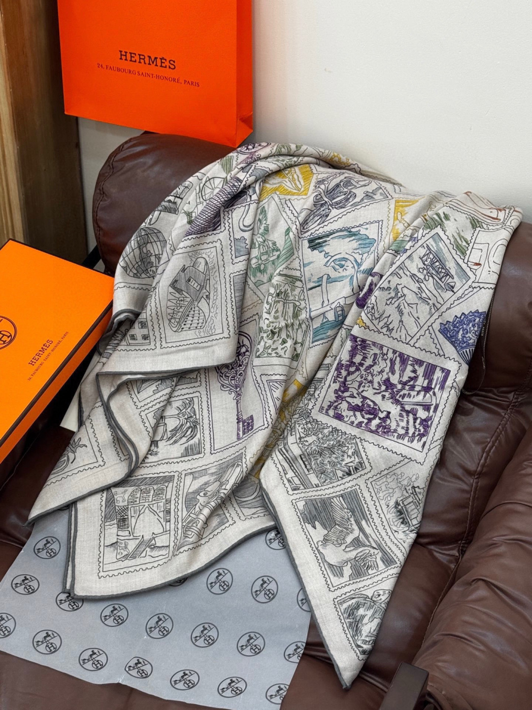 💟抢先 上新💞【双面同色丝绒方巾】手工卷边山羊绒和真丝混纺披肩（70%山羊绒，30%桑蚕丝）这款披肩采用