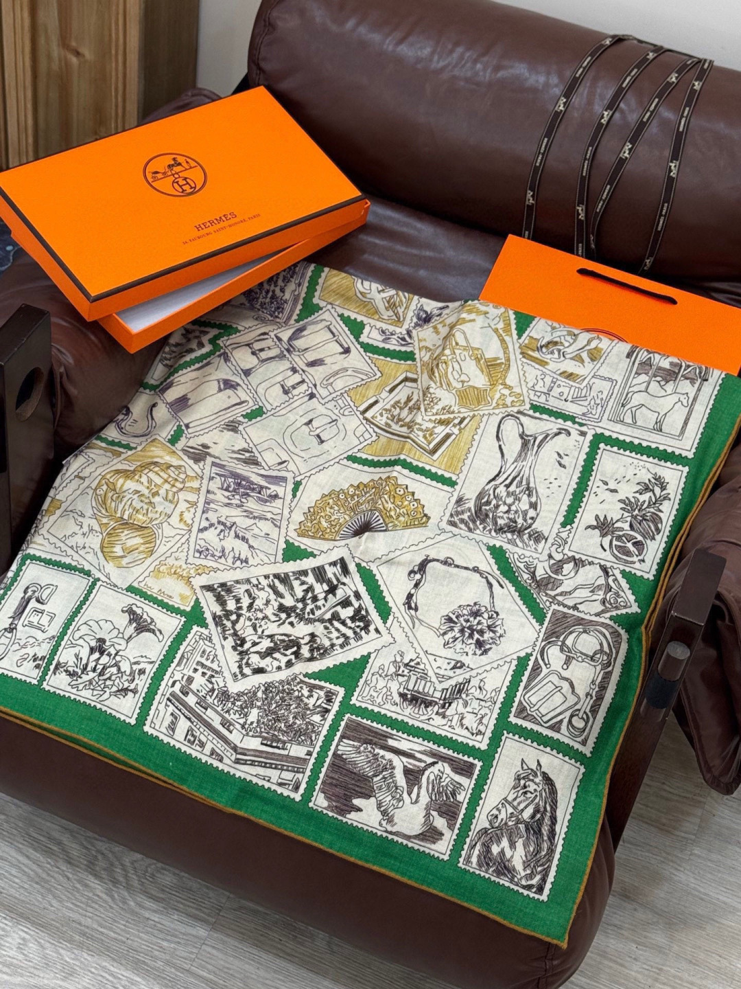 💟抢先 上新💞【双面同色丝绒方巾】手工卷边山羊绒和真丝混纺披肩（70%山羊绒，30%桑蚕丝）这款披肩采用