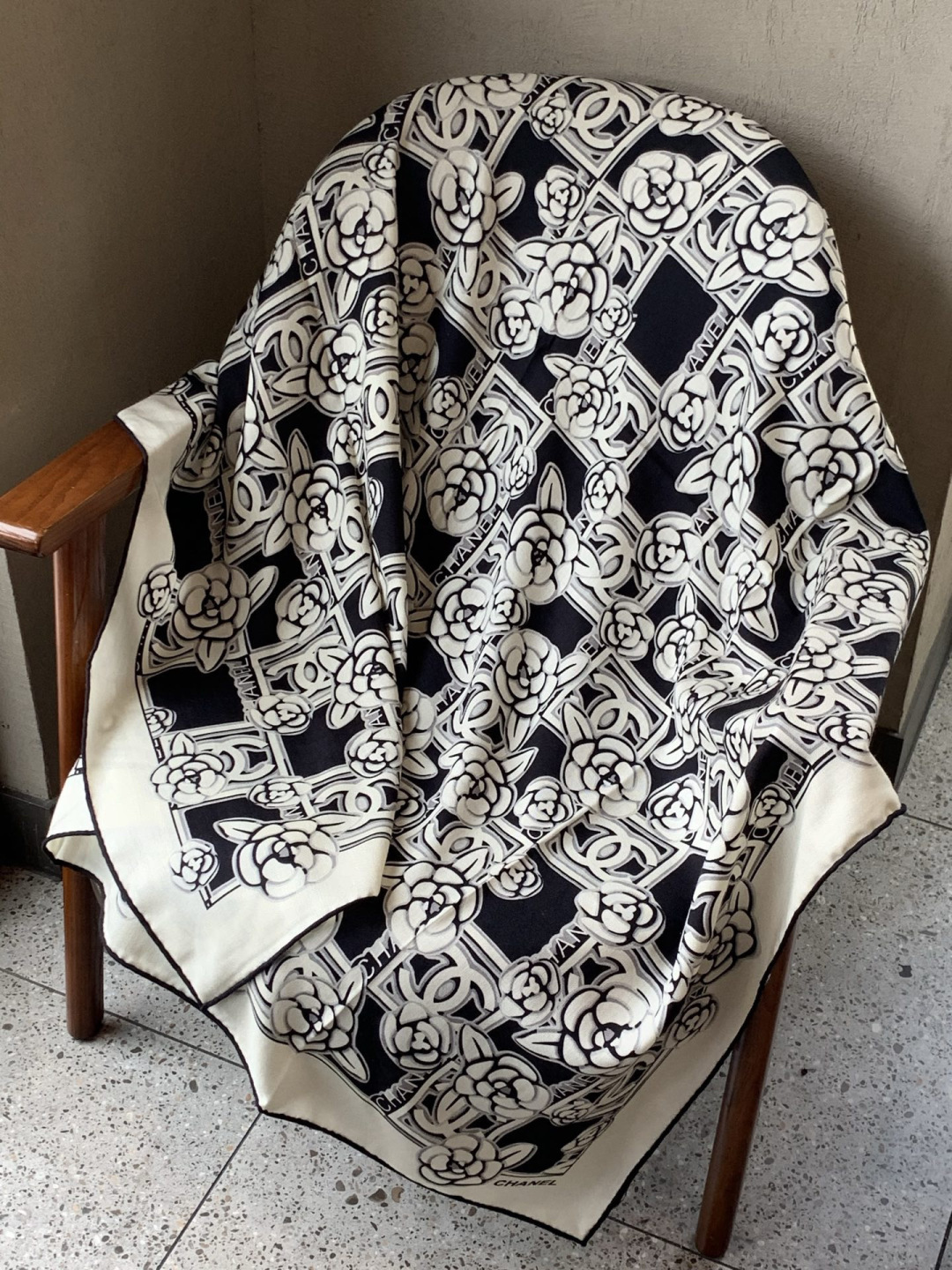 【升级双面同色 加密面料】 上新❤️ 140*140台版印花 黑白二色 高级都市新贵！山茶花的再一次邂逅