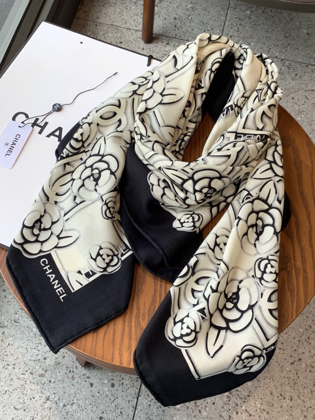 【升级双面同色 加密面料】 上新❤️ 140*140台版印花 黑白二色 高级都市新贵！山茶花的再一次邂逅