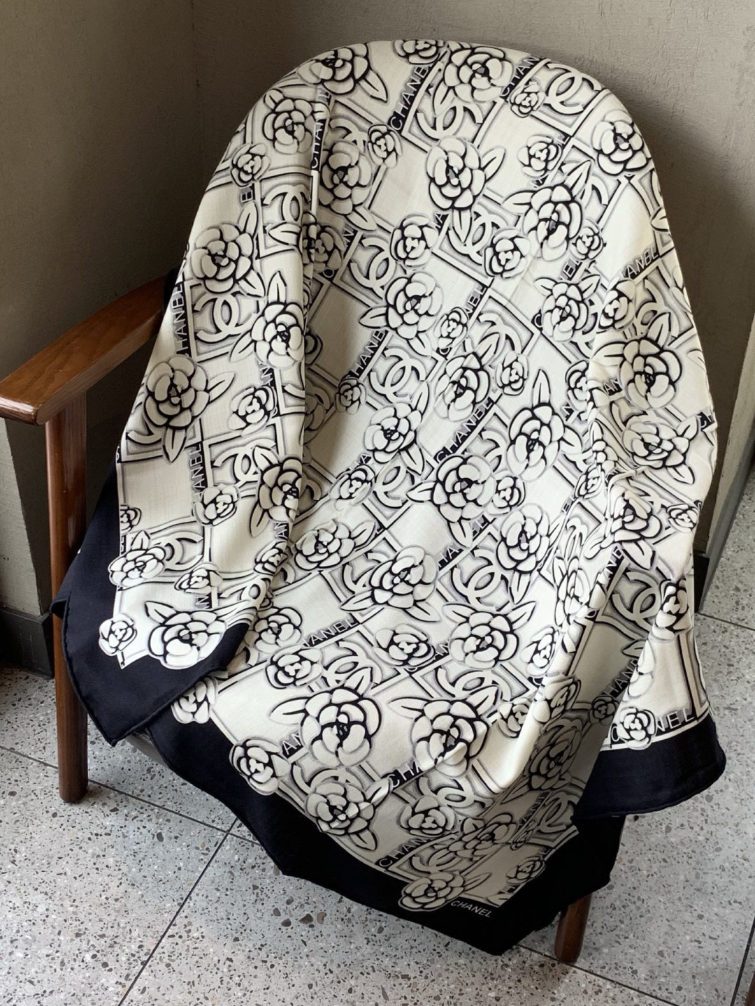 【升级双面同色 加密面料】 上新❤️ 140*140台版印花 黑白二色 高级都市新贵！山茶花的再一次邂逅