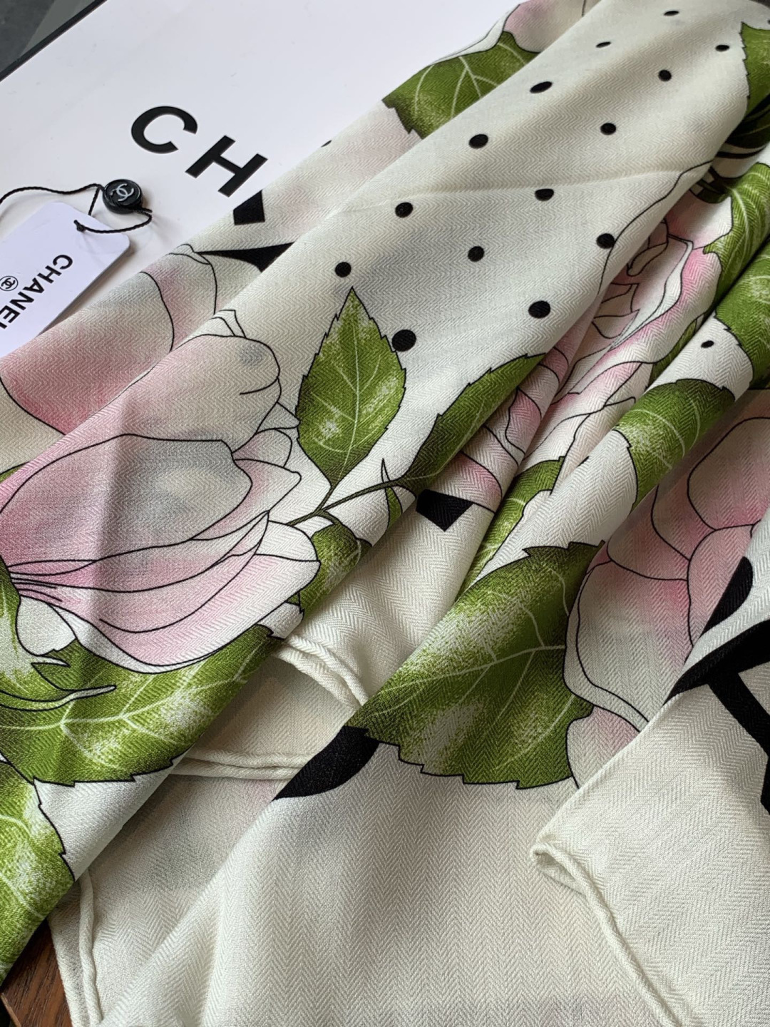 【升级双面同色 加密面料】 上新❤️ 140*140台版印花 黑白二色 高级都市新贵！山茶花的再一次邂逅