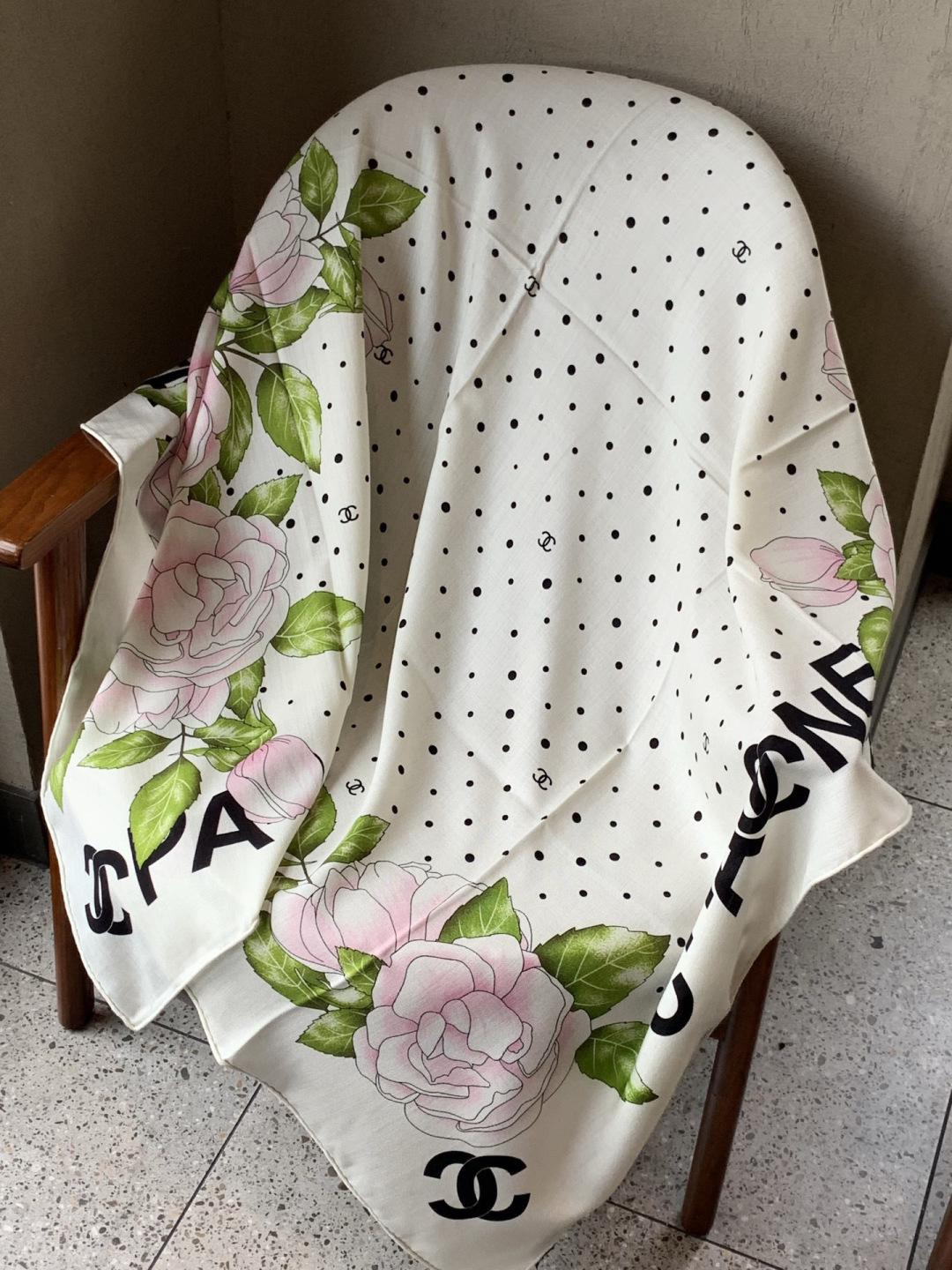 【升级双面同色 加密面料】 上新❤️ 140*140台版印花 黑白二色 高级都市新贵！山茶花的再一次邂逅