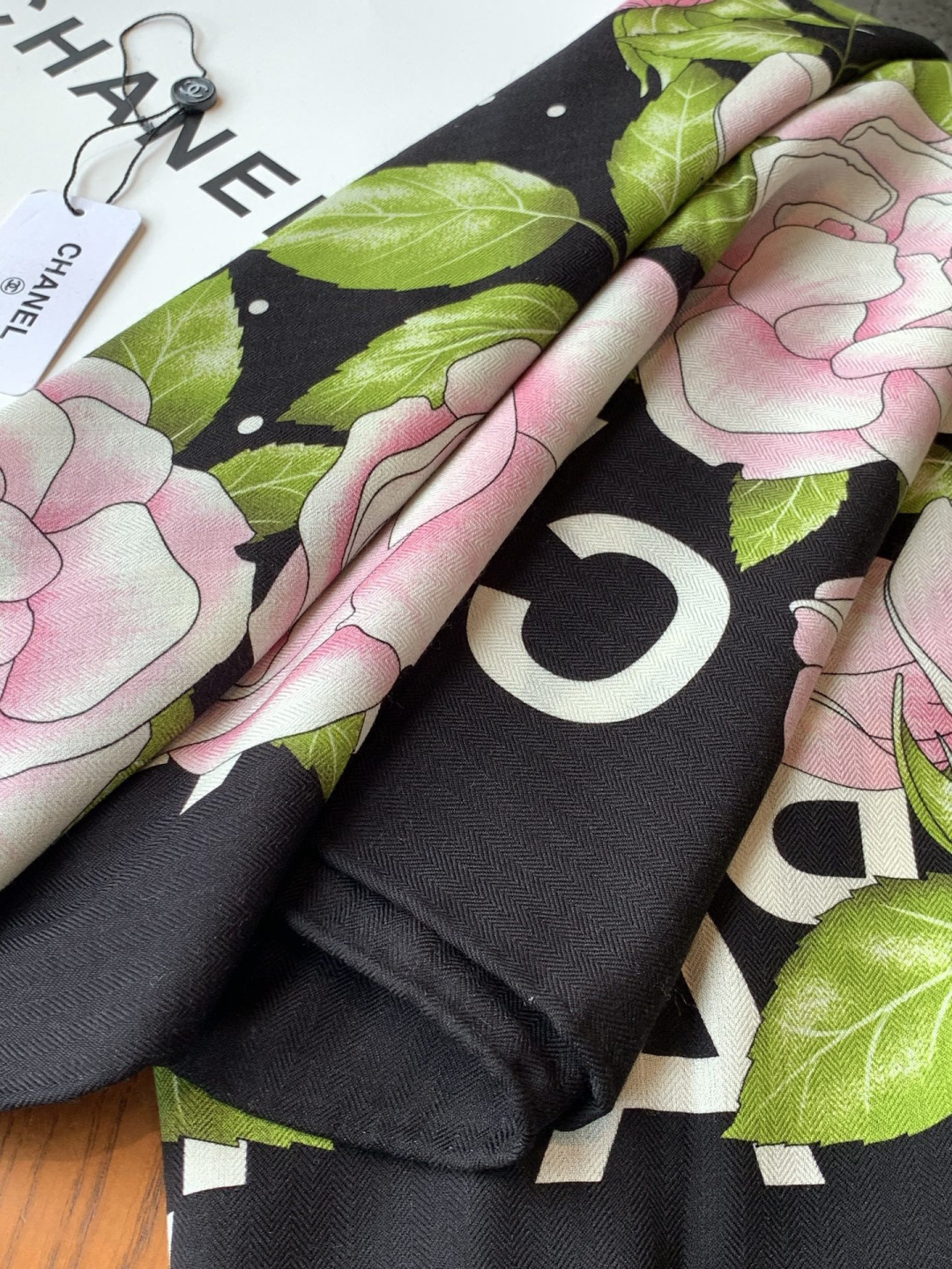 【升级双面同色 加密面料】 上新❤️ 140*140台版印花 黑白二色 高级都市新贵！山茶花的再一次邂逅