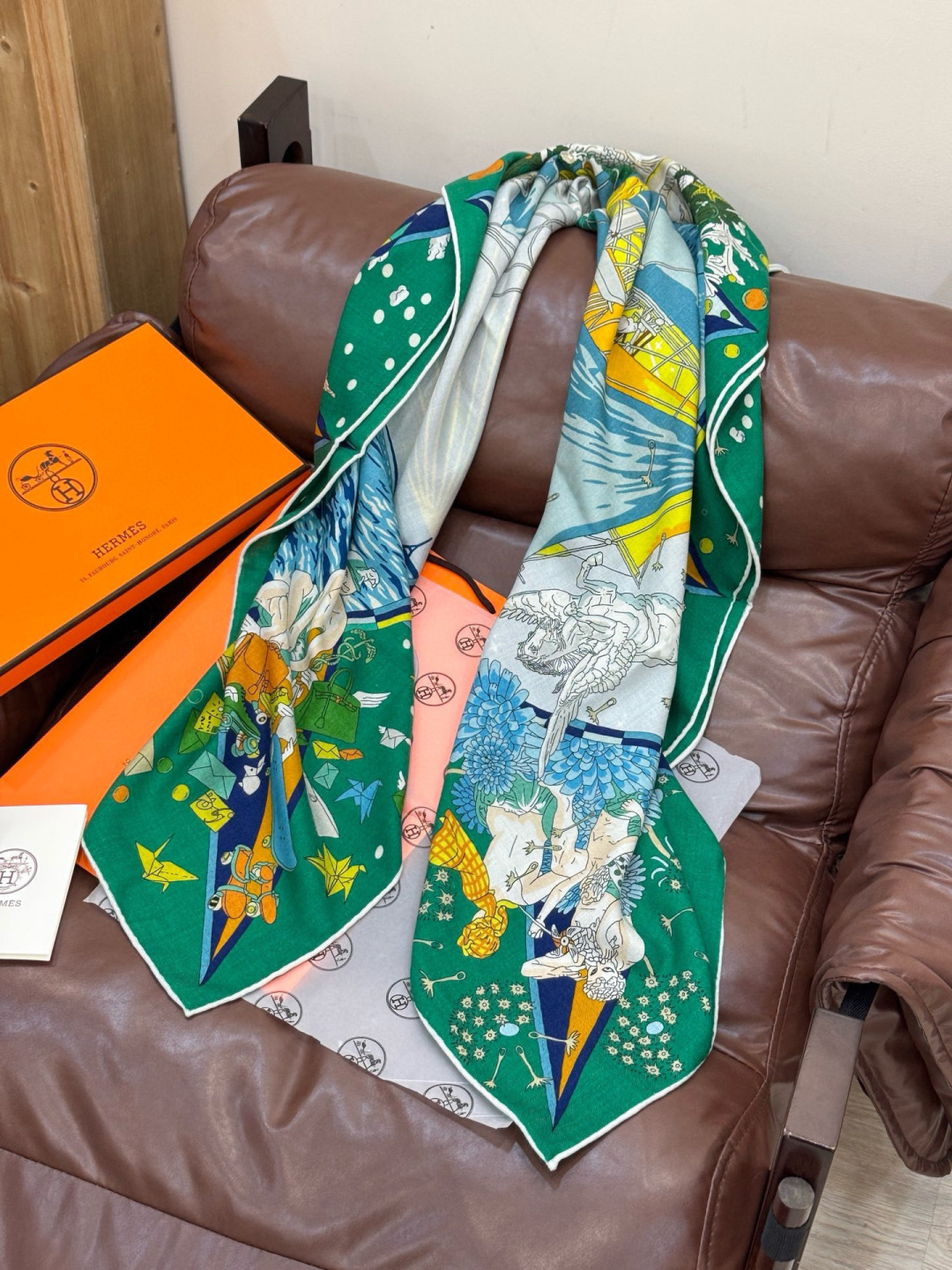 “全速前进”140双面丝绒披肩手工卷边丝绒方巾（30%桑蚕丝70%羊绒）这款经典单品展现强大而迷人的女性