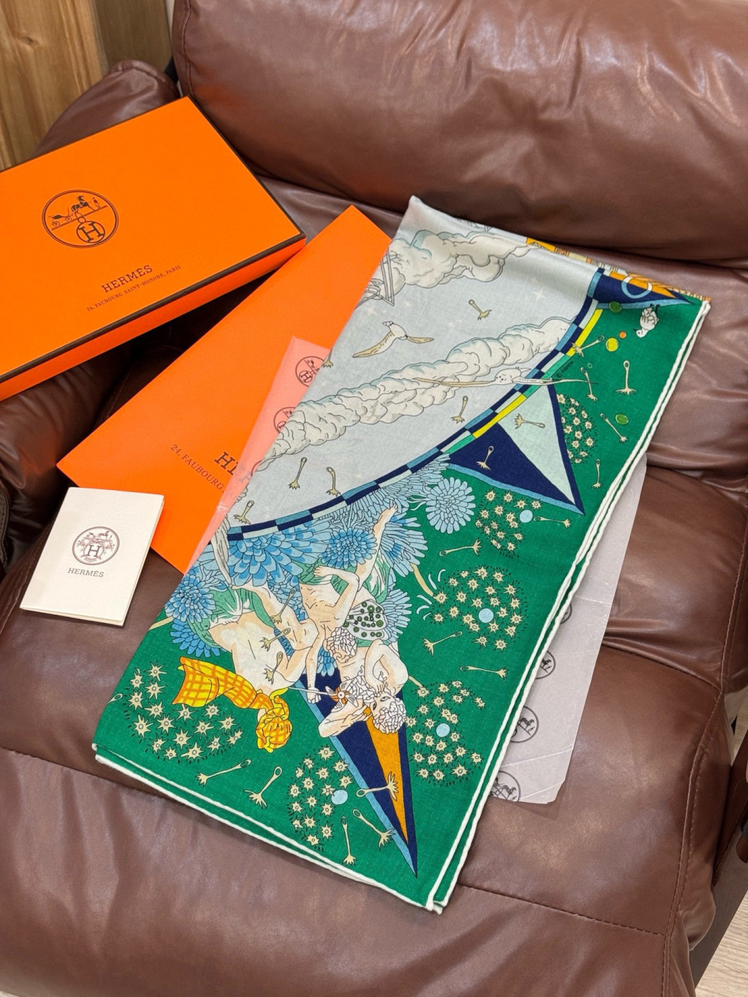 “全速前进”140双面丝绒披肩手工卷边丝绒方巾（30%桑蚕丝70%羊绒）这款经典单品展现强大而迷人的女性