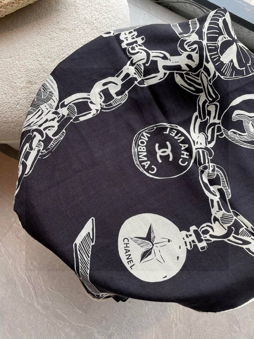 CHANEL（香奈儿）套用汪曾祺《人间草木》里的一句话：在黑白里温柔地爱彩色，在彩色里朝圣黑白。所以香家