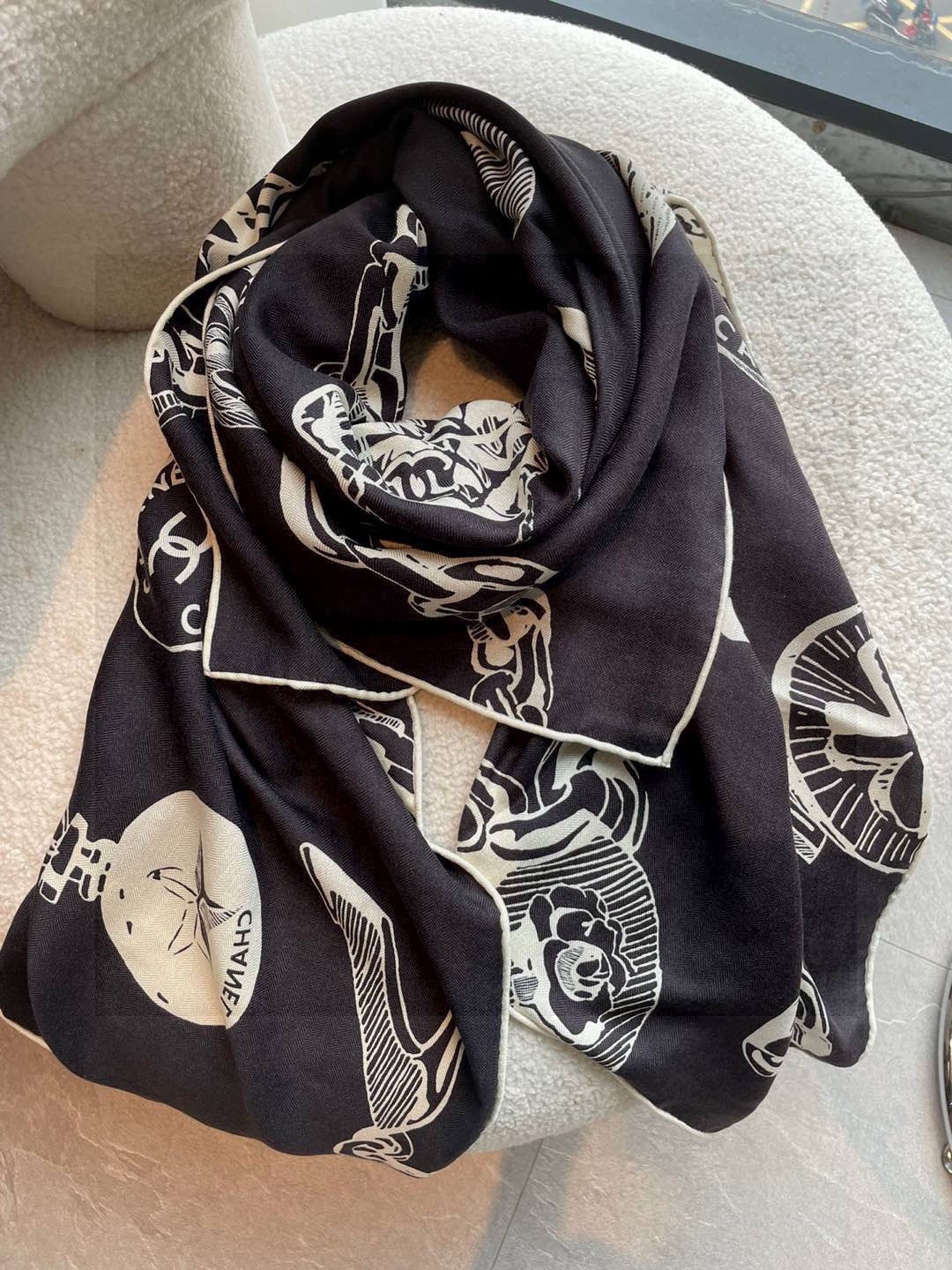 CHANEL（香奈儿）套用汪曾祺《人间草木》里的一句话：在黑白里温柔地爱彩色，在彩色里朝圣黑白。所以香家