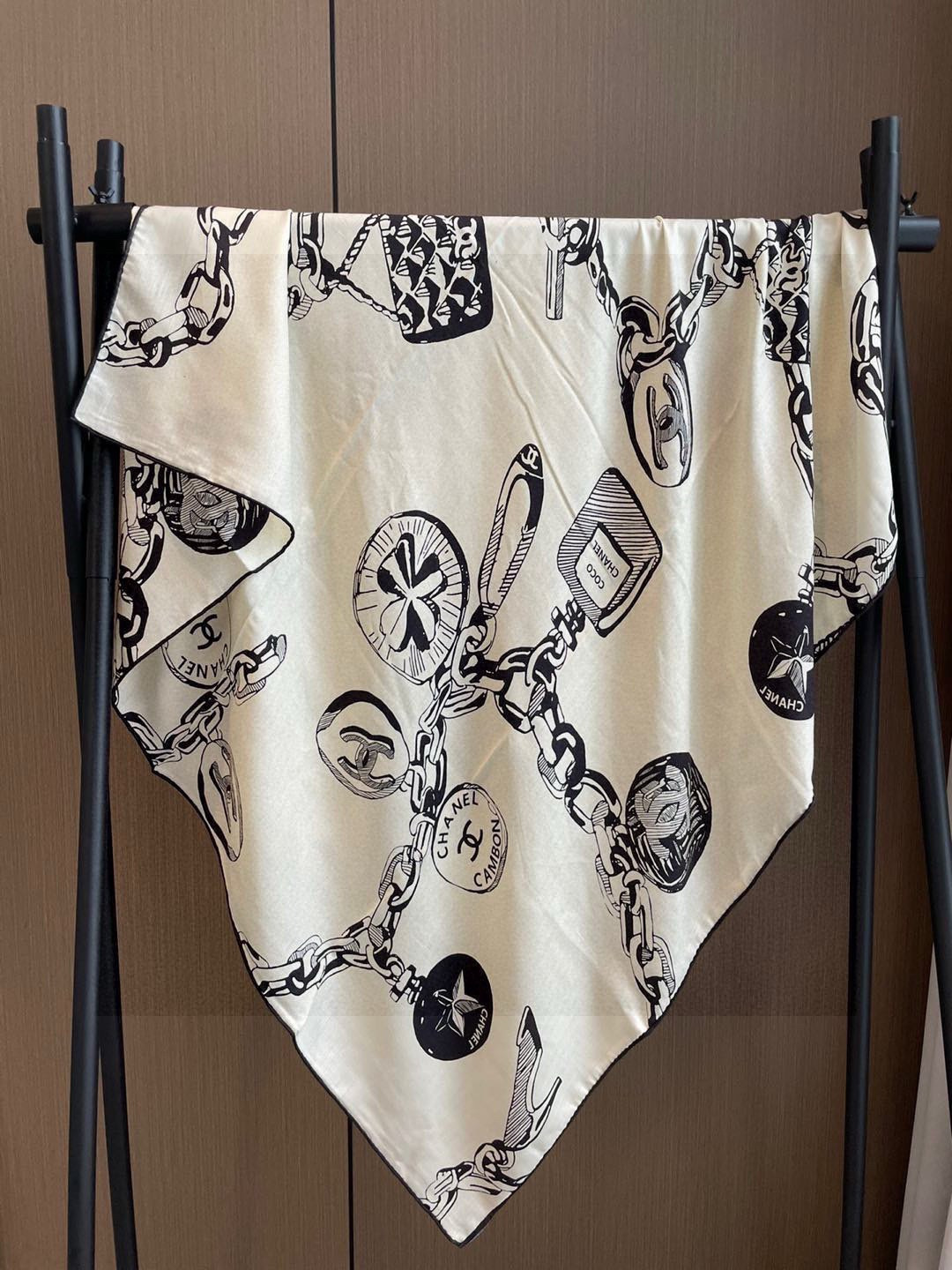 CHANEL（香奈儿）套用汪曾祺《人间草木》里的一句话：在黑白里温柔地爱彩色，在彩色里朝圣黑白。所以香家