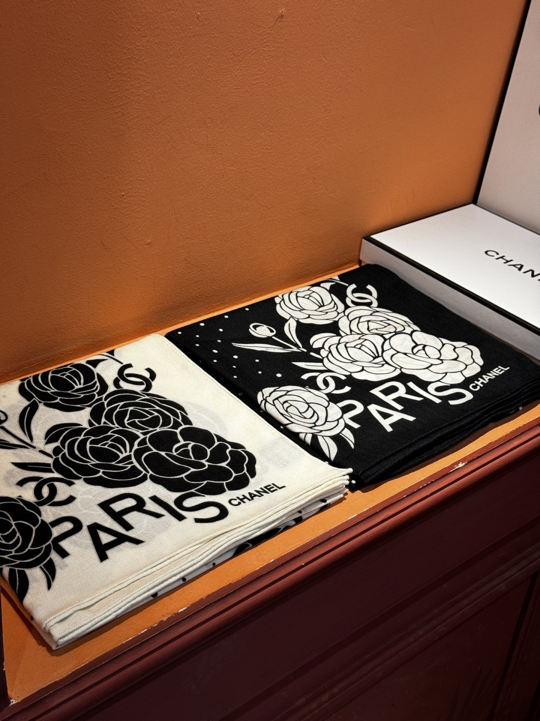 【升级双面同色 加密面料】 上新❤️ 140*140台版印花 黑白二色 高级都市新贵！山茶花的再一次邂逅