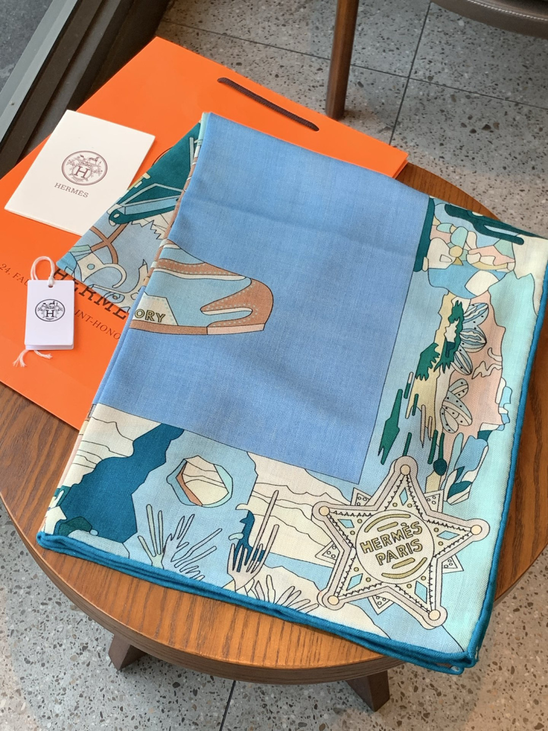 羊绒新款🆕👏👏买了都说好看‼️推荐💕爱马仕双面同色羊绒方巾【双面同色140】，顶级工艺超值‼️爱马仕专柜