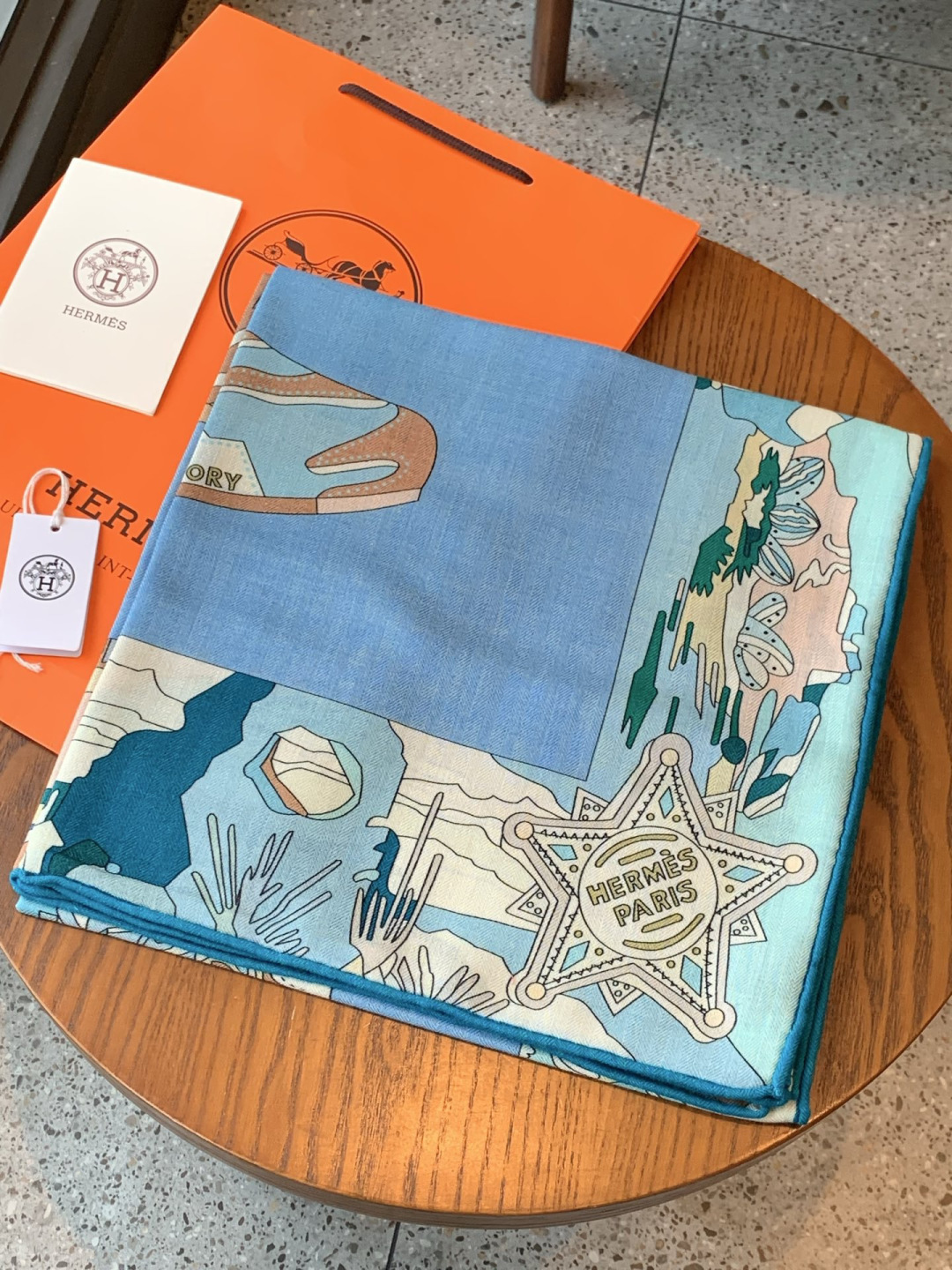 羊绒新款🆕👏👏买了都说好看‼️推荐💕爱马仕双面同色羊绒方巾【双面同色140】，顶级工艺超值‼️爱马仕专柜