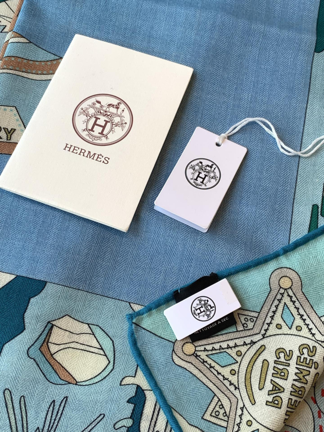 羊绒新款🆕👏👏买了都说好看‼️推荐💕爱马仕双面同色羊绒方巾【双面同色140】，顶级工艺超值‼️爱马仕专柜