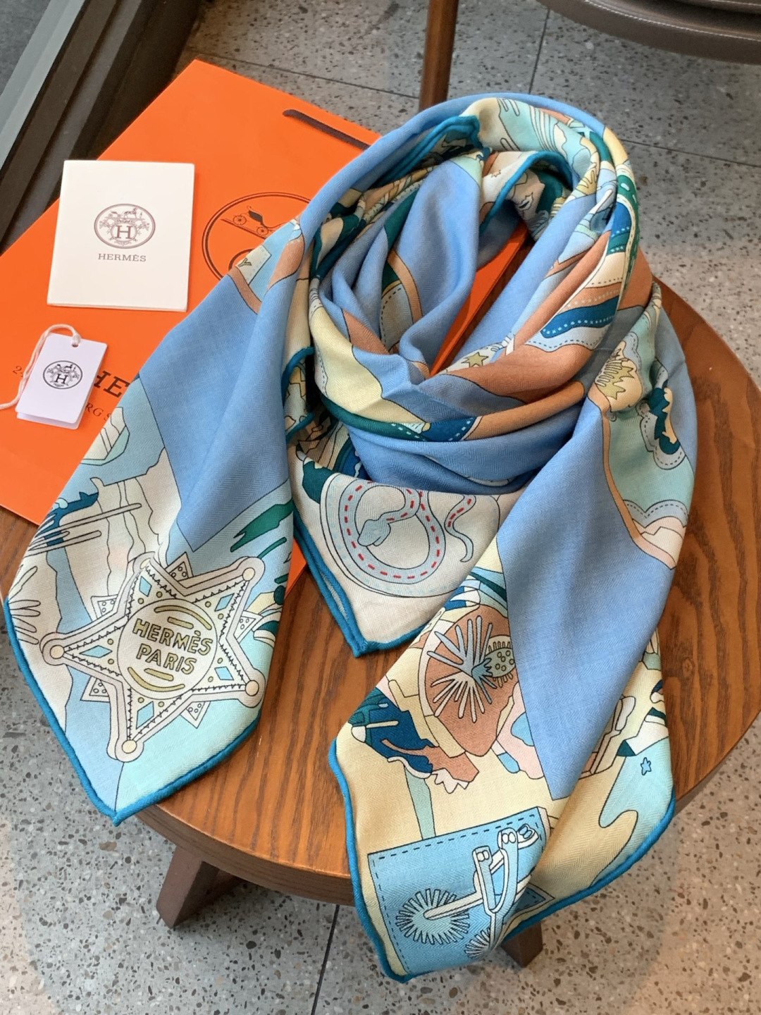 羊绒新款🆕👏👏买了都说好看‼️推荐💕爱马仕双面同色羊绒方巾【双面同色140】，顶级工艺超值‼️爱马仕专柜