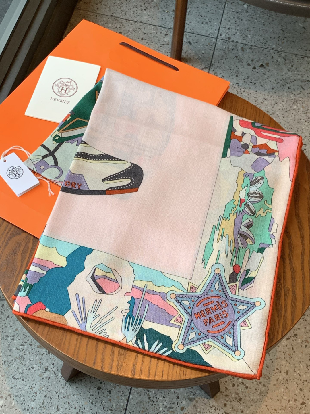 羊绒新款🆕👏👏买了都说好看‼️推荐💕爱马仕双面同色羊绒方巾【双面同色140】，顶级工艺超值‼️爱马仕专柜