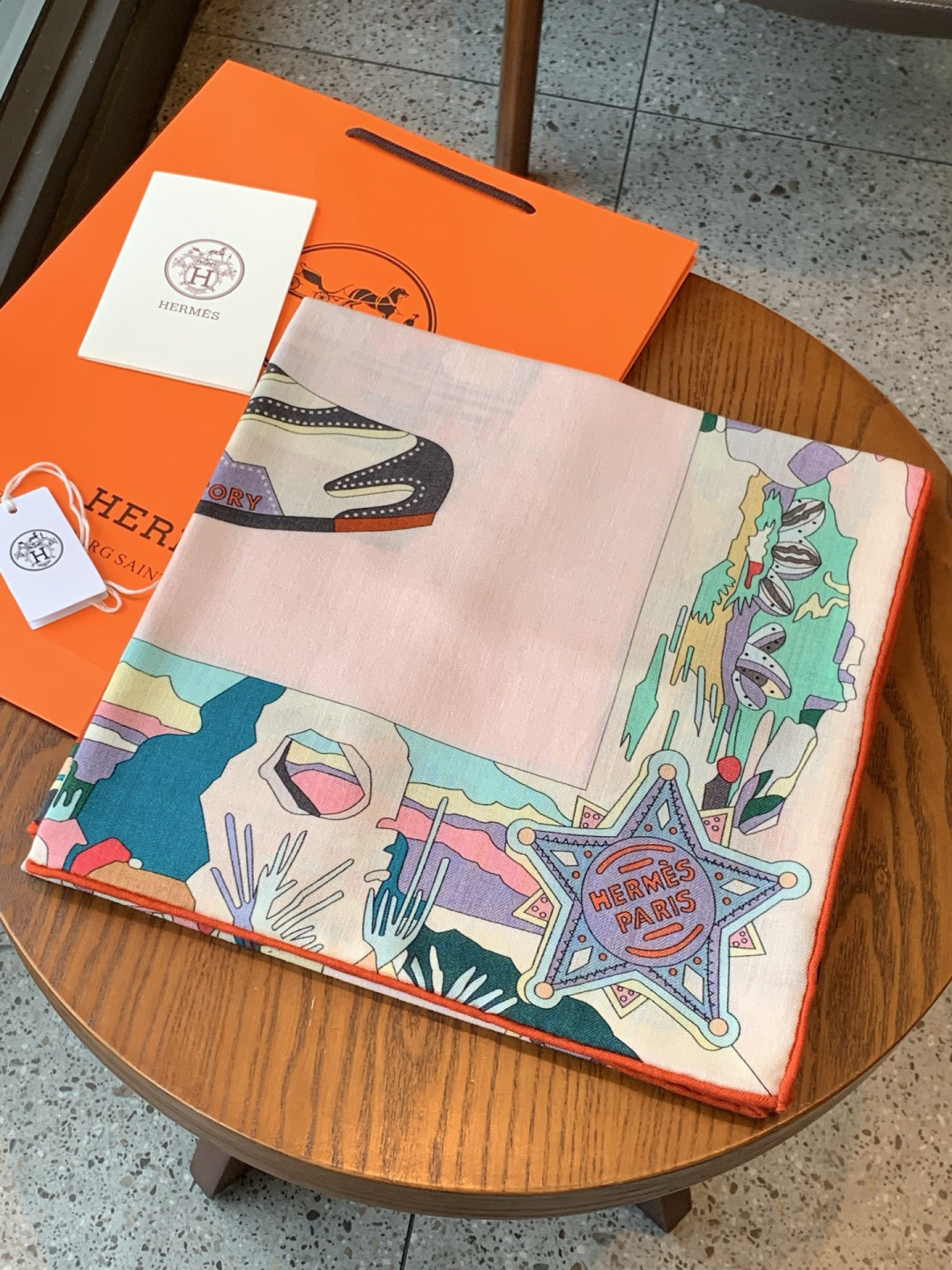 羊绒新款🆕👏👏买了都说好看‼️推荐💕爱马仕双面同色羊绒方巾【双面同色140】，顶级工艺超值‼️爱马仕专柜