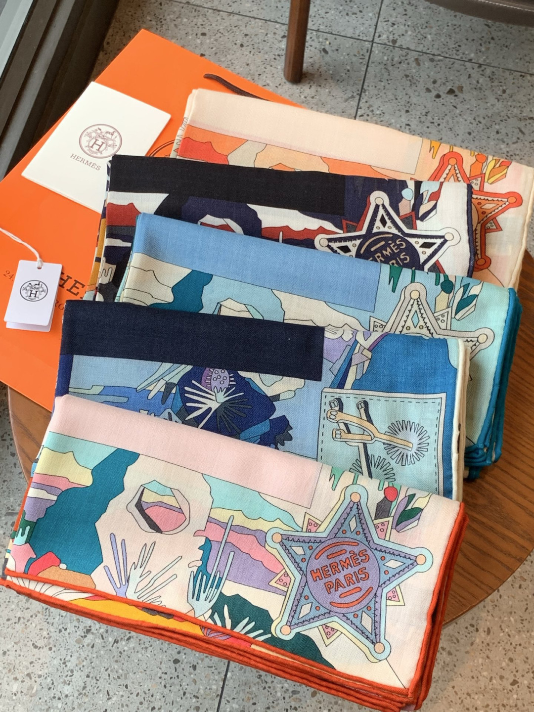 羊绒新款🆕👏👏买了都说好看‼️推荐💕爱马仕双面同色羊绒方巾【双面同色140】，顶级工艺超值‼️爱马仕专柜