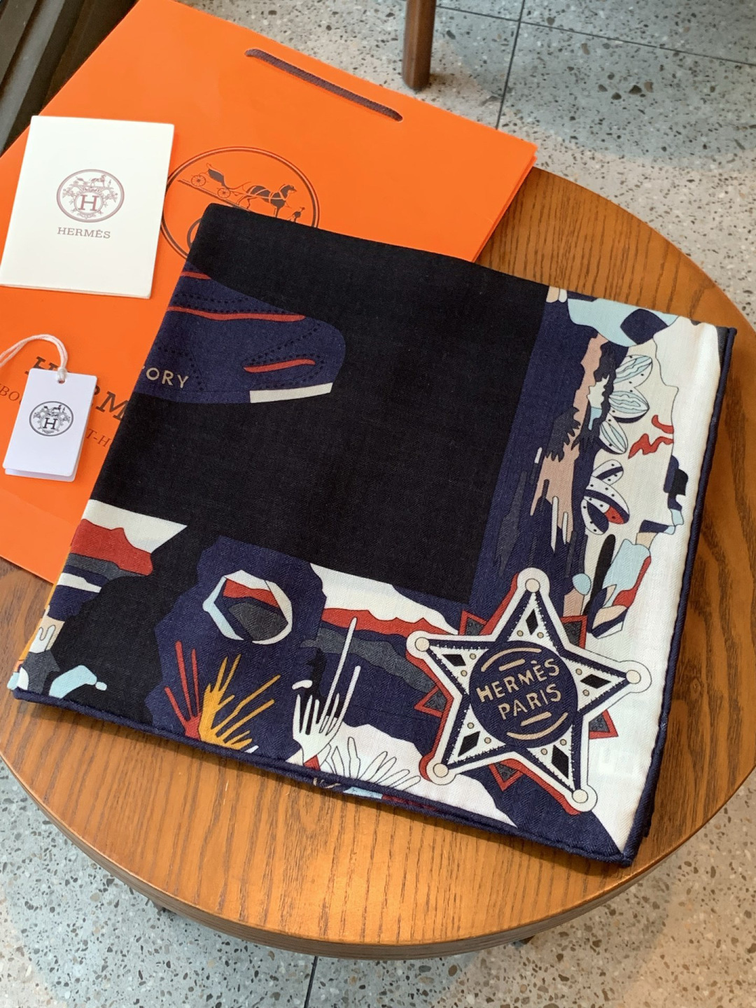 羊绒新款🆕👏👏买了都说好看‼️推荐💕爱马仕双面同色羊绒方巾【双面同色140】，顶级工艺超值‼️爱马仕专柜