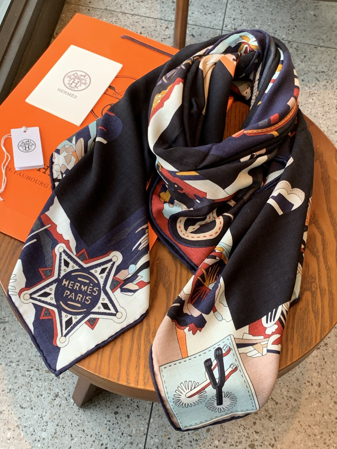 羊绒新款🆕👏👏买了都说好看‼️推荐💕爱马仕双面同色羊绒方巾【双面同色140】，顶级工艺超值‼️爱马仕专柜