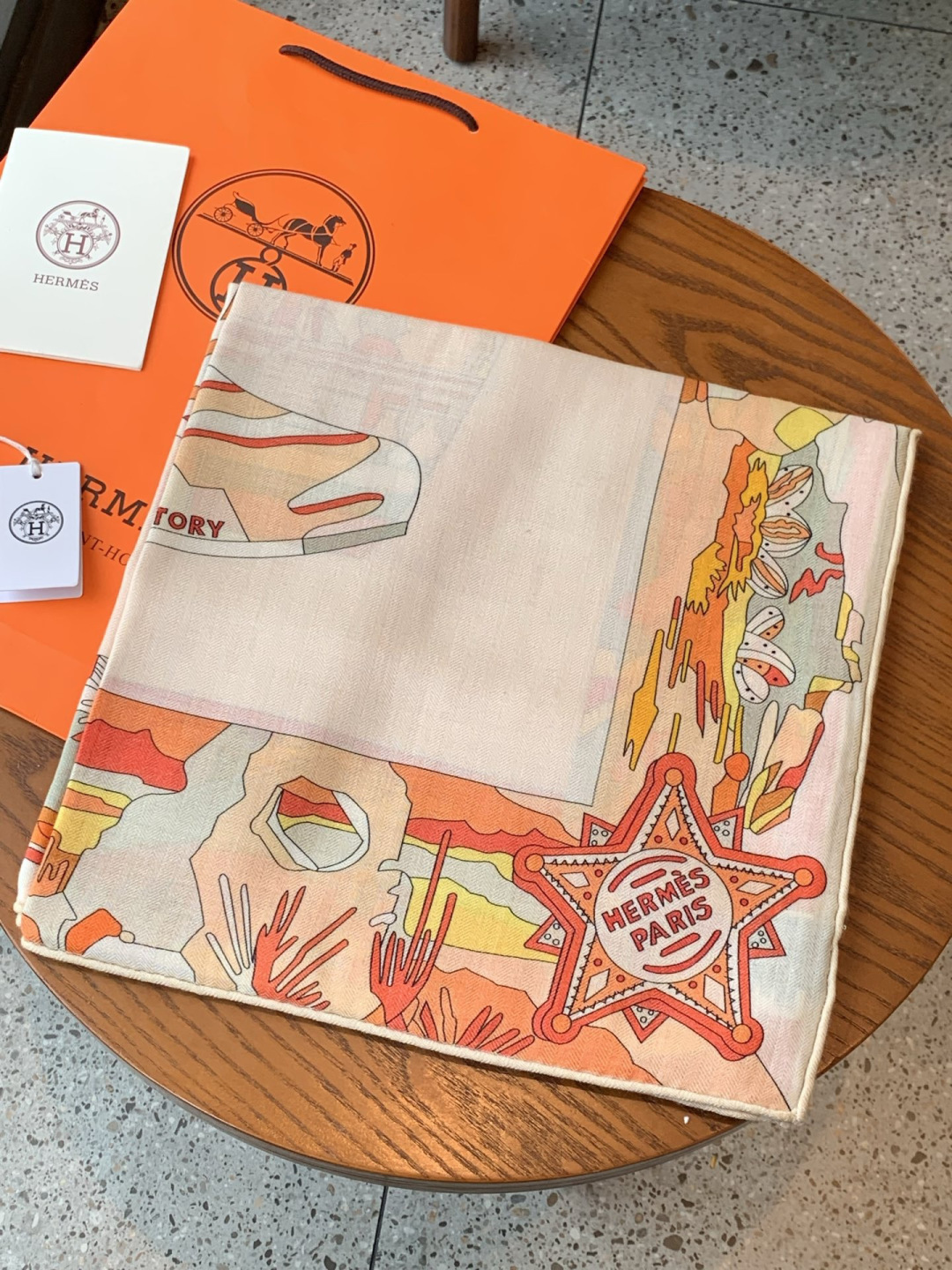 羊绒新款🆕👏👏买了都说好看‼️推荐💕爱马仕双面同色羊绒方巾【双面同色140】，顶级工艺超值‼️爱马仕专柜