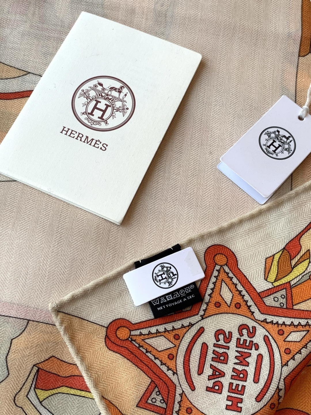 羊绒新款🆕👏👏买了都说好看‼️推荐💕爱马仕双面同色羊绒方巾【双面同色140】，顶级工艺超值‼️爱马仕专柜