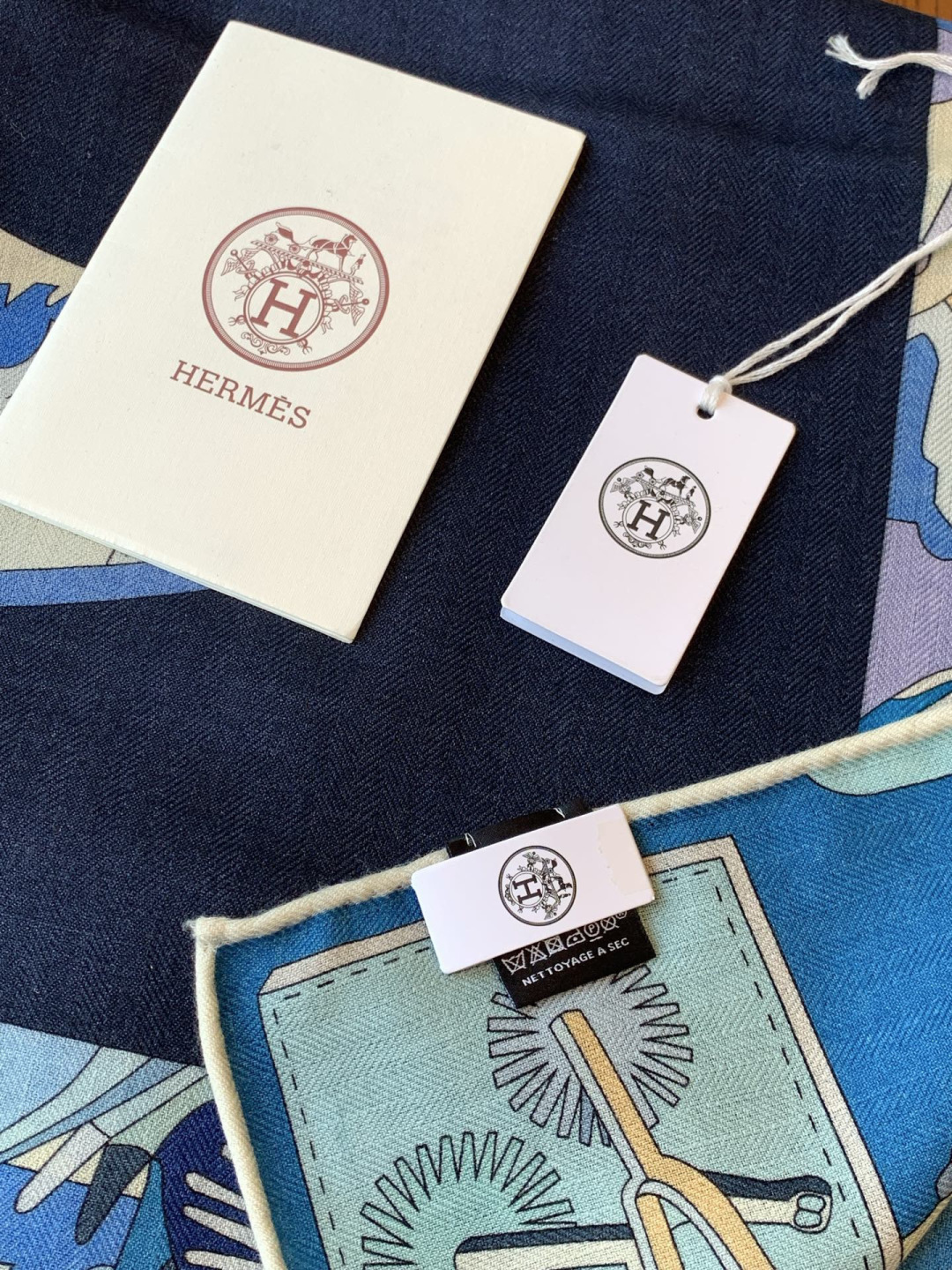 羊绒新款🆕👏👏买了都说好看‼️推荐💕爱马仕双面同色羊绒方巾【双面同色140】，顶级工艺超值‼️爱马仕专柜