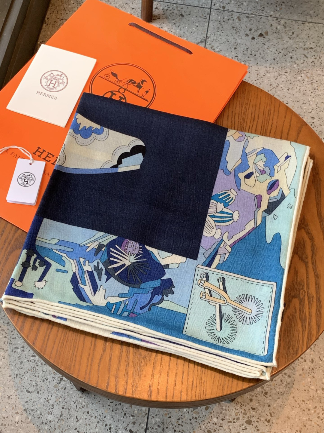 羊绒新款🆕👏👏买了都说好看‼️推荐💕爱马仕双面同色羊绒方巾【双面同色140】，顶级工艺超值‼️爱马仕专柜