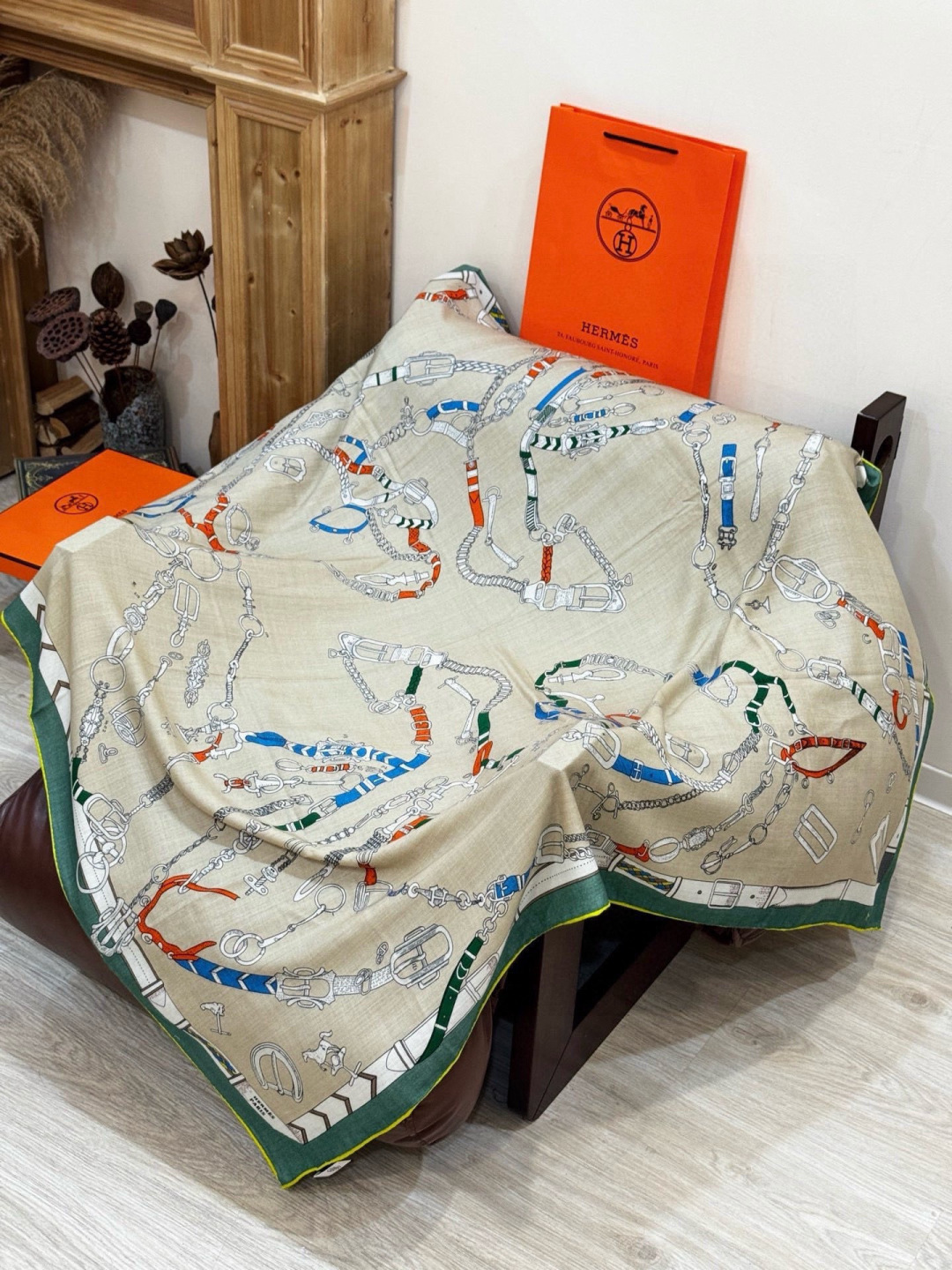 羊绒新款🆕👏👏买了都说好看‼️推荐💕爱马仕双面同色羊绒方巾【跃动的马儿双面同色140】，顶级工艺超值‼️