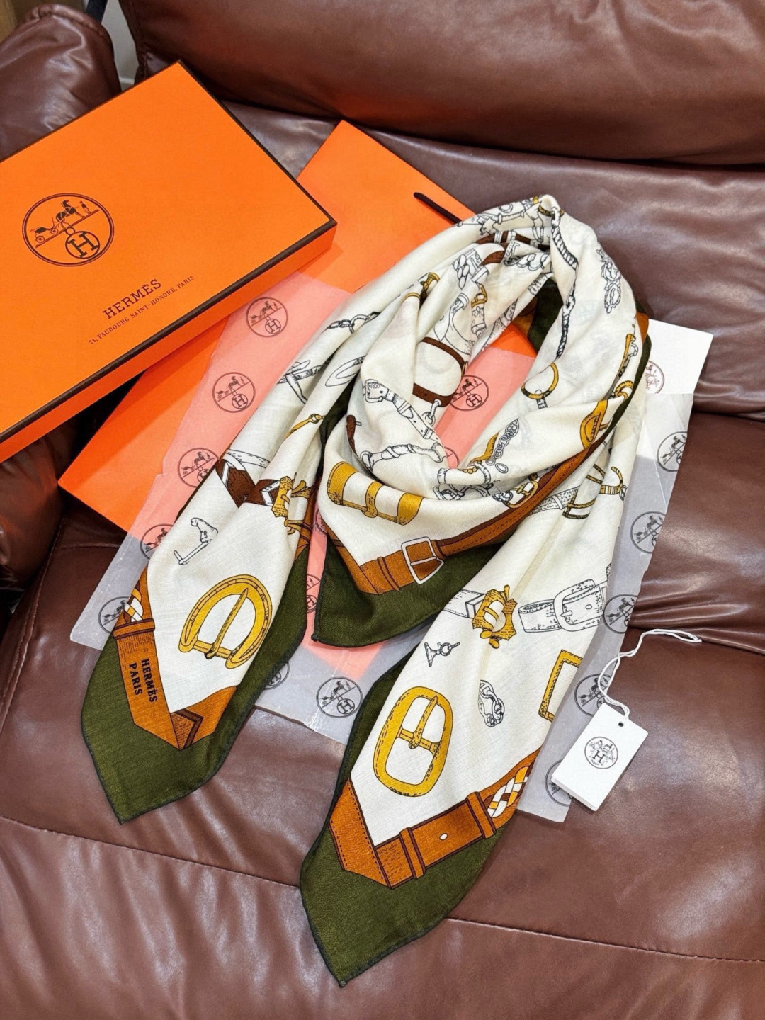 羊绒新款🆕👏👏买了都说好看‼️推荐💕爱马仕双面同色羊绒方巾【跃动的马儿双面同色140】，顶级工艺超值‼️