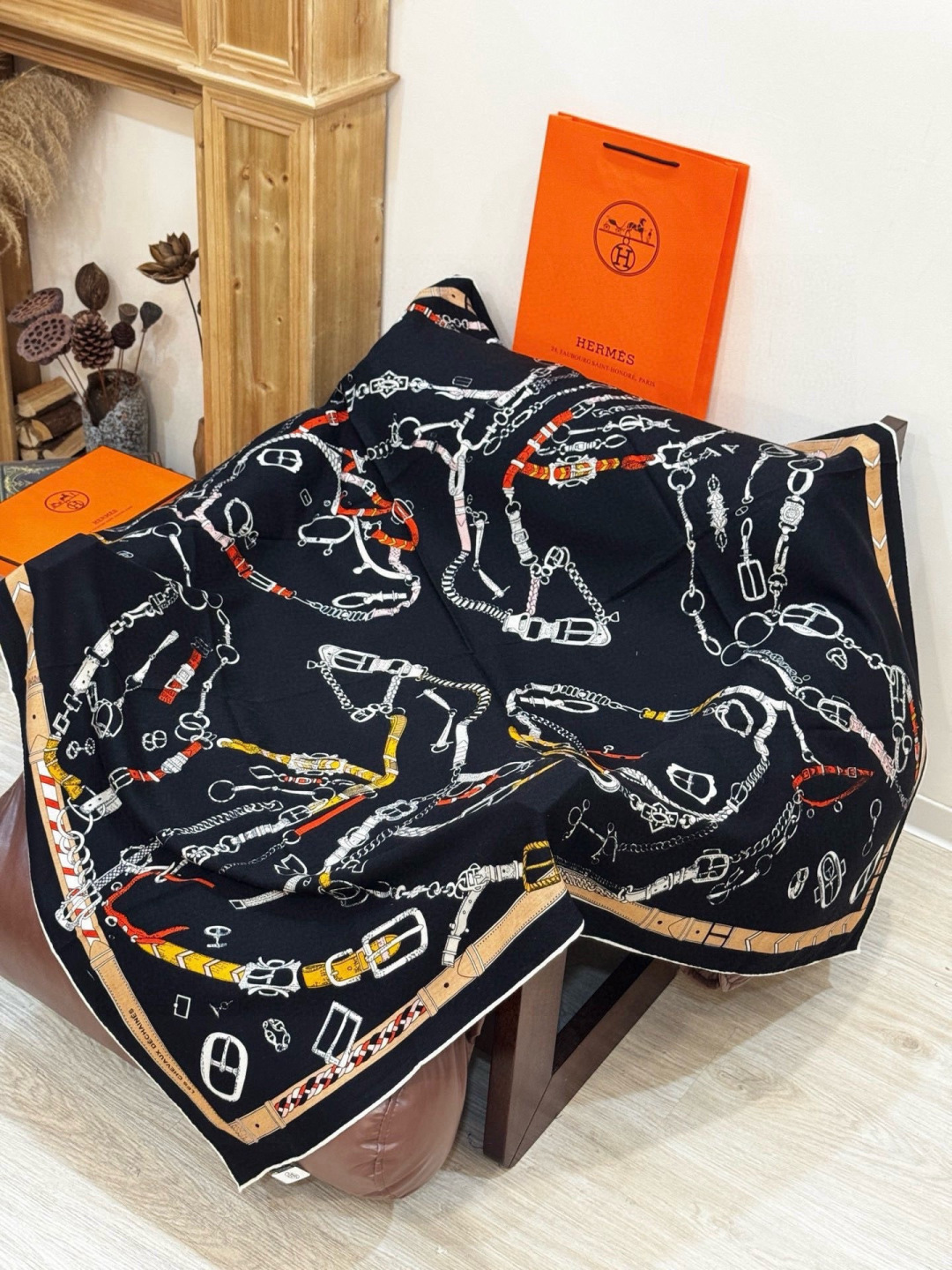 羊绒新款🆕👏👏买了都说好看‼️推荐💕爱马仕双面同色羊绒方巾【跃动的马儿双面同色140】，顶级工艺超值‼️