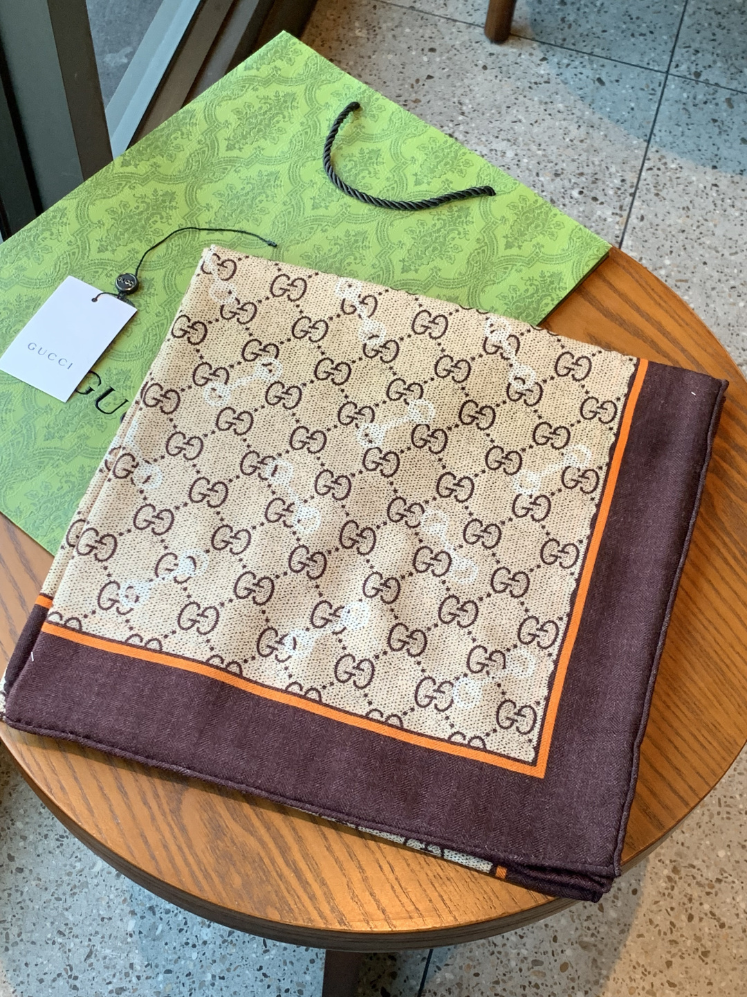 Gucci~140双面丝绒披肩马衔扣细节和GG图案以精致色调匠心呈献，意在向品牌与马术世界的深厚渊源致敬