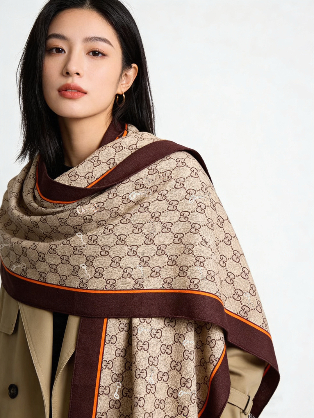 Gucci~140双面丝绒披肩马衔扣细节和GG图案以精致色调匠心呈献，意在向品牌与马术世界的深厚渊源致敬