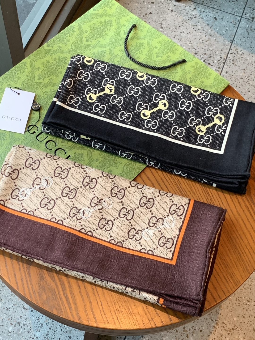 Gucci~140双面丝绒披肩马衔扣细节和GG图案以精致色调匠心呈献，意在向品牌与马术世界的深厚渊源致敬