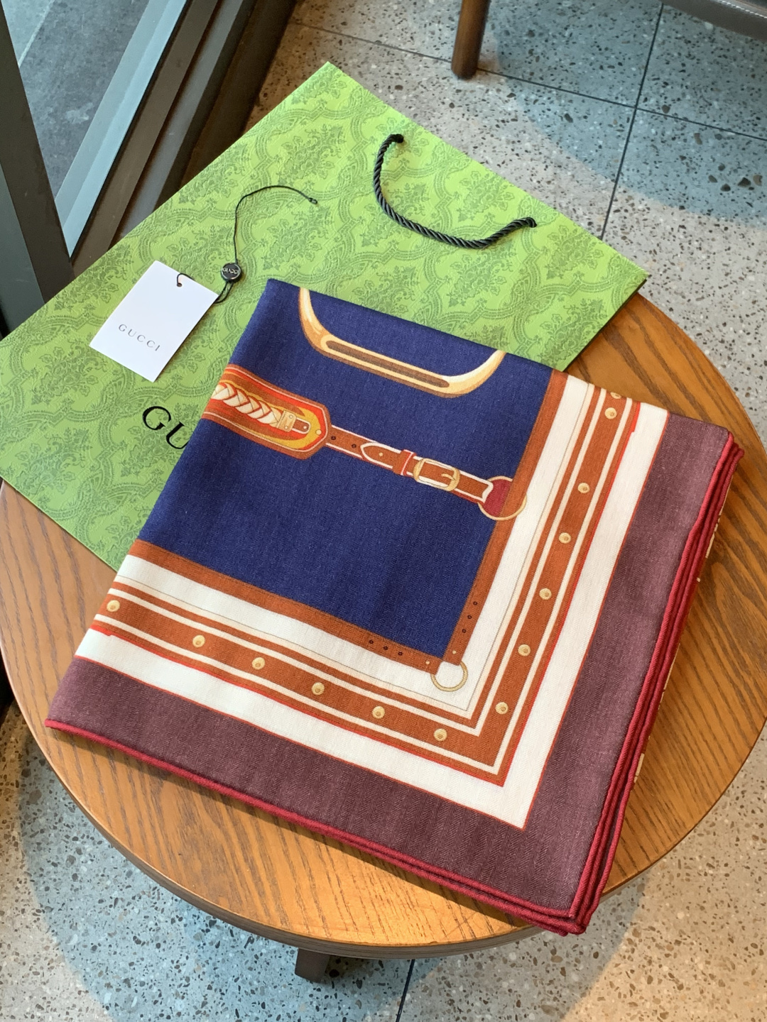 Gucci新款方巾 品牌典藏图案在与全新醒目印花的衬托下熠熠生辉。这款方巾匠心缀饰动物和花卉印花，彰显G