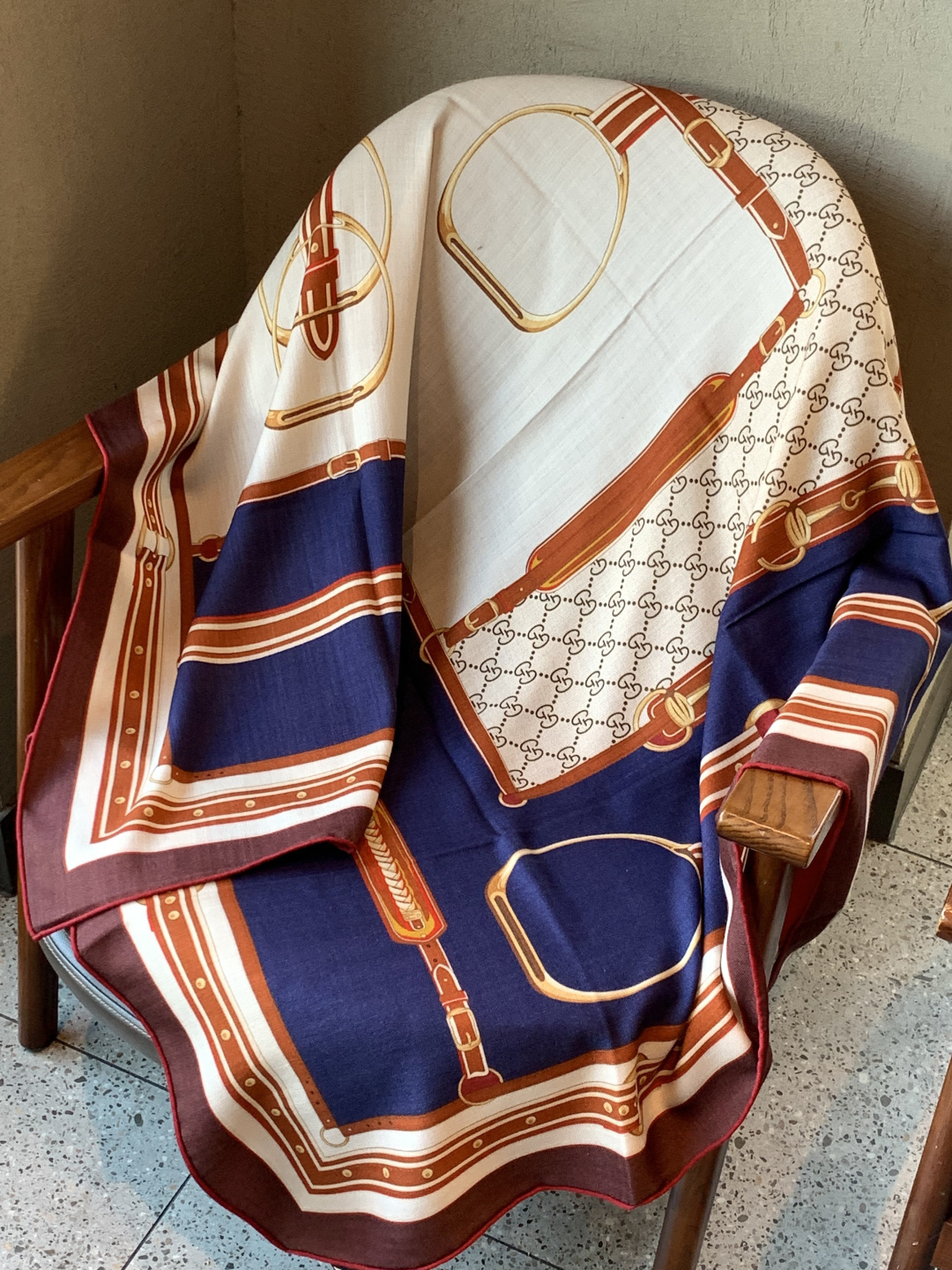 Gucci新款方巾 品牌典藏图案在与全新醒目印花的衬托下熠熠生辉。这款方巾匠心缀饰动物和花卉印花，彰显G