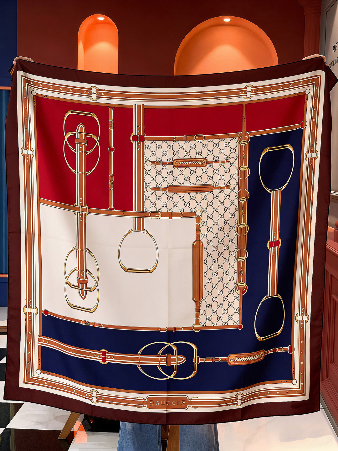 Gucci新款方巾 品牌典藏图案在与全新醒目印花的衬托下熠熠生辉。这款方巾匠心缀饰动物和花卉印花，彰显G