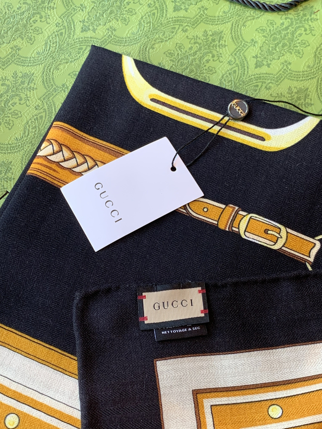 Gucci新款方巾 品牌典藏图案在与全新醒目印花的衬托下熠熠生辉。这款方巾匠心缀饰动物和花卉印花，彰显G